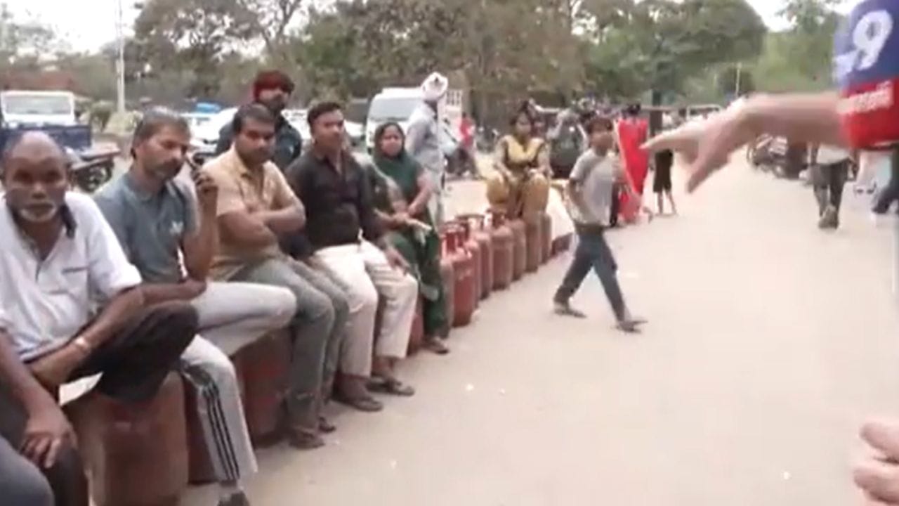 ਚੰਡੀਗੜ੍ਹ ਵਿੱਚ ਗੈਸ ਸਿਲੰਡਰ ਦੀ ਘਾਟ, ਸਵੇਰੇ 4 ਵਜੇ ਤੋਂ ਕਤਾਰਾਂ ਵਿੱਚ ਖੜ੍ਹੇ ਲੋਕ