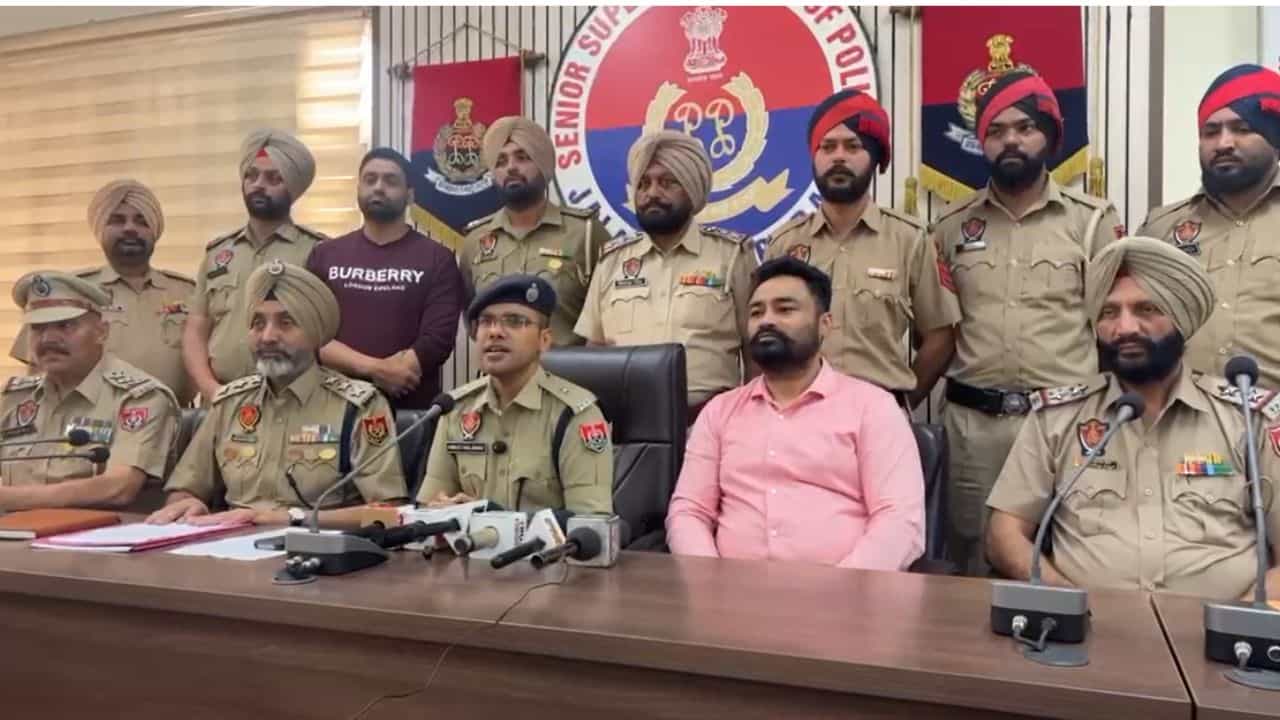 ਨਕੋਦਰ ਚ 2 ਕਰੋੜ ਦੀ ਫਿਰੌਤੀ ਮੰਗਣ ਵਾਲਾ ਨਿਕਲਿਆ ਆਪਣਾ ਹੀ ਰਿਸ਼ਤੇਦਾਰ, ਪੁਲਿਸ ਨੇ 2 ਮੁਲਜ਼ਮ ਕੀਤੇ ਕਾਬੂ ਨਕੋਦਰ ਚ 2 ਕਰੋੜ ਦੀ ਫਿਰੌਤੀ ਮੰਗਣ ਵਾਲਾ ਨਿਕਲਿਆ ਆਪਣਾ ਹੀ ਰਿਸ਼ਤੇਦਾਰ, ਪੁਲਿਸ ਨੇ 2 ਮੁਲਜ਼ਮ ਕੀਤੇ ਕਾਬੂ