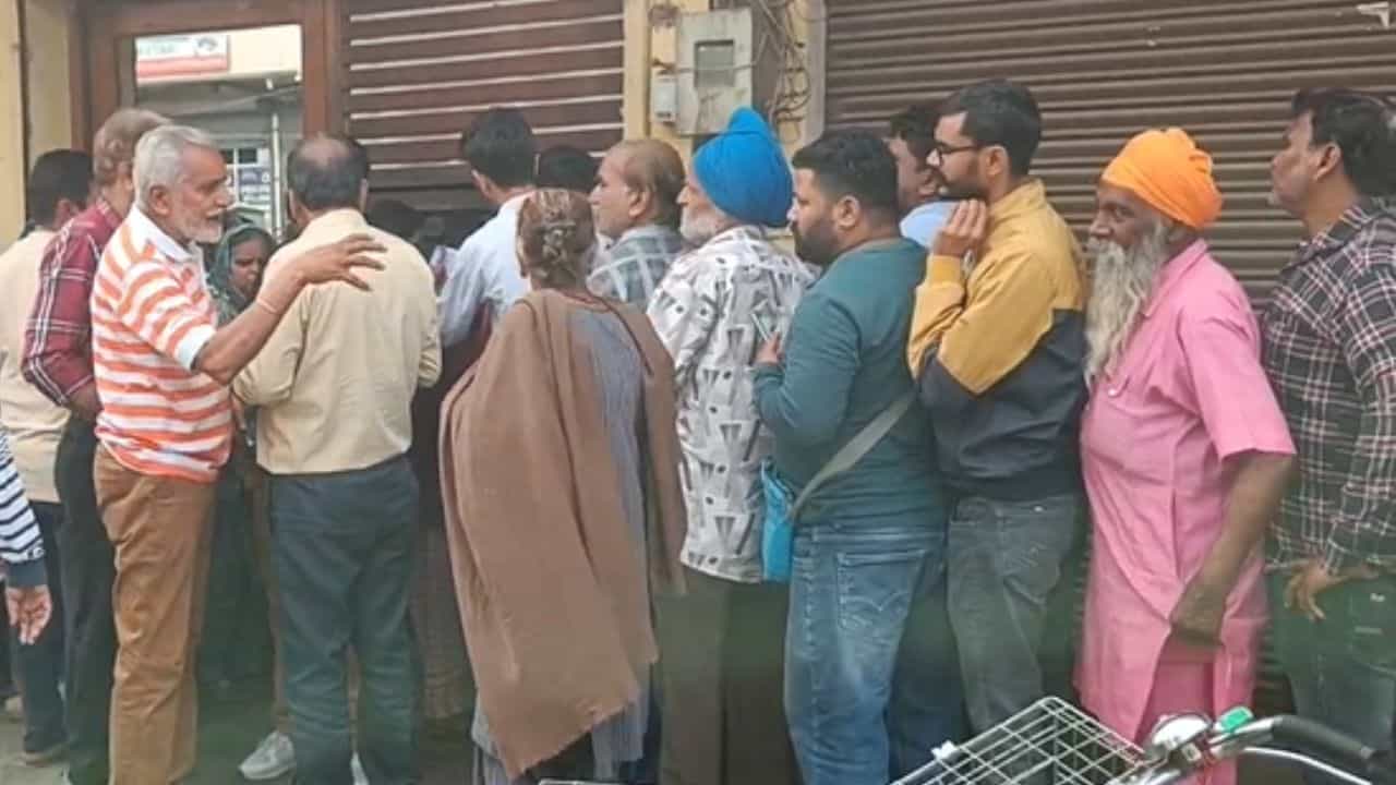 LPG Crises ਬਰਨਾਲਾ ਵਿੱਚ ਸਿਲੰਡਰ ਦੀ ਲਾਈਨ ਚ ਖੜੇ ਬਜੁਰਗ ਦੀ ਹਾਰਟ ਅਟੈਕ ਨਾਲ ਮੌਤ, ਲੁਧਿਆਣਾ ਚ ਲੁੱਟਿਆ ਸਿਲੰਡਰ ਤਾਂ ਕਈ ਥਾਂਈ ਝੜਪਾਂ