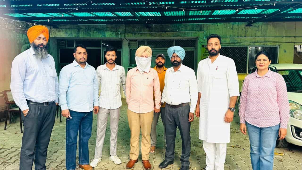 ਲੁਧਿਆਣਾ ਚ 15 ਹਜ਼ਾਰ ਰਿਸ਼ਵਤ ਲੈਂਦਾ ASI ਗ੍ਰਿਫ਼ਤਾਰ, ਮਾਂ-ਭੈਣ ਨੂੰ ਕੇਸ ਚੋਂ ਕੱਢਣ ਲਈ ਮੰਗੇ ਸਨ ਪੈਸੇ ਲੁਧਿਆਣਾ ਚ 15 ਹਜ਼ਾਰ ਰਿਸ਼ਵਤ ਲੈਂਦਾ ASI ਗ੍ਰਿਫ਼ਤਾਰ, ਮਾਂ-ਭੈਣ ਨੂੰ ਕੇਸ ਚੋਂ ਕੱਢਣ ਲਈ ਮੰਗੇ ਸਨ ਪੈਸੇ