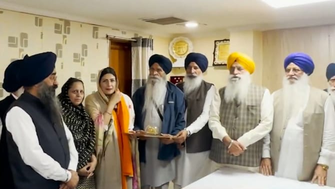 ਸ੍ਰੀ ਦਰਬਾਰ ਸਾਹਿਬ ਨਤਮਸਤਕ ਹੋਏ ਯੂਕੇ ਦੇ MP, ਧਾਮੀ ਨੇ ਕੀਤਾ ਵਿਸ਼ੇਸ਼ ਸਨਮਾਨ