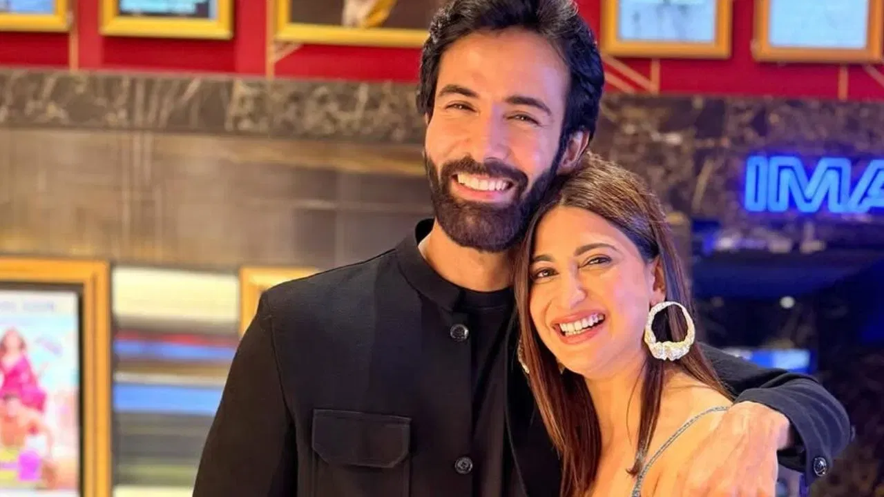 ਅਹਾਨਾ ਕੁਮਰਾ ਨੇ "ਧੁਰੰਧਰ" ਤੋਂ ਬਾਅਦ ਦਾਨਿਸ਼ ਪਾਂਡੋਰ ਲਈ ਇੱਕ ਸਪੈਸ਼ਲ ਪੋਸਟ ਸ਼ੇਅਰ ਕੀਤੀ। ਉਨ੍ਹਾਂਨੇ ਲਿਖਿਆ, "ਧੁਰੰਧਰ ਤੋਂ ਤੁਹਾਡੀ ਸਫਲਤਾ ਦੇਖਣਾ ਮੈਜਿਕਲ ਹੈ। ਮੈਨੂੰ ਤੁਹਾਡੇ 'ਤੇ ਬਹੁਤ ਮਾਣ ਹੈ।" ਦਰਅਸਲ, ਉਹ ਦਾਨਿਸ਼ ਦੇ ਨਾਲ ਦੋਵਾਂ ਫਿਲਮਾਂ ਦੀ ਸਕ੍ਰੀਨਿੰਗ 'ਤੇ ਗਈ ਸੀ ਅਤੇ ਸਕ੍ਰੀਨਿੰਗ ਦੌਰਾਨ ਪੂਰੀ ਧੁਰੰਧਰ ਟੀਮ ਨੂੰ ਵੀ ਮਿਲੀ ਸੀ।