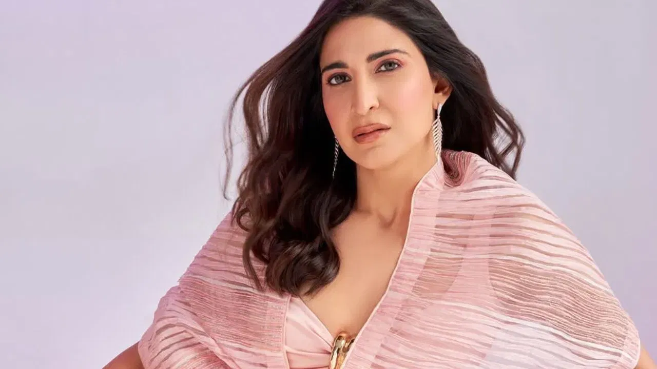 ਅਹਾਨਾ ਕੁਮਰਾ ਨੇ ਥੀਏਟਰ ਤੋਂ ਆਪਣਾ ਕਰੀਅਰ ਸ਼ੁਰੂ ਕੀਤਾ। ਇਸ ਤੋਂ ਬਾਅਦ, ਉਨ੍ਹਾਂਨੇ 2009 ਵਿੱਚ "ਮਾਹੀ" ਨਾਮ ਦੀ ਸ਼ੌਰਟ ਫਿਲਮ ਵਿੱਚ ਕੰਮ ਕੀਤਾ। 2014 ਵਿੱਚ, ਉਨ੍ਹਾਂਨੂੰ ਅਮਿਤਾਭ ਬੱਚਨ ਦੇ ਨਾਲ ਸੀਰੀਅਲ "ਯੁੱਧ" ਨਾਲ ਵੱਡਾ ਬ੍ਰੇਕ ਮਿਲਿਆ। ਫਿਰ ਉਨ੍ਹਾਂ ਨੇ ਫਿਲਮ "ਸੋਨਾ ਸਪਾ" ਤੋਂ ਬਾਲੀਵੁੱਡ ਵਿੱਚ ਕਦਮ ਰੱਖਿਆ।