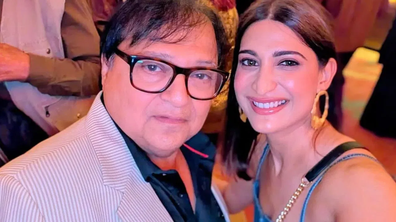 ਅਹਾਨਾ ਕੁਮਰਾ ਨੇ ਹੁਣ ਧੁਰੰਧਰ 2 ਦੇ ਅਸਲ ਹੀਰੋ ਲਈ ਇੱਕ ਪੋਸਟ ਸਾਂਝੀ ਕੀਤੀ ਹੈ। ਉਹ ਇੰਸਟਾਗ੍ਰਾਮ 'ਤੇ ਲਿਖਦੀ ਹੈ, "ਹਮਜ਼ਾ ਦੂਜਾ ਬੈਸਟ ਸਪਾਈ ਹੈ। ਰਾਕੇਸ਼ ਬੇਦੀ ਸਰ, ਸੱਚਮੁੱਚ ਬਹੁਤ ਹੀ ਖੌਫਨਾਕ ਅਤੇ ਮਨੋਰੰਜਕ ਭੂਮਿਕਾ ਵਿੱਚ। ਇੱਕ ਅਜਿਹਾ ਰੋਲ ਜੋ ਉਨ੍ਹਾਂ ਨੇ ਪਹਿਲਾਂ ਕਦੇ ਨਹੀਂ ਨਿਭਾਇਆ, ਅਤੇ ਜੋ ਉਨ੍ਹਾਂਦੀ ਜ਼ਿੰਦਗੀ ਦਾ ਸਭ ਤੋਂ ਯਾਦਗਾਰ ਰੋਲ ਸਾਬਤ ਹੋਇਆ।"