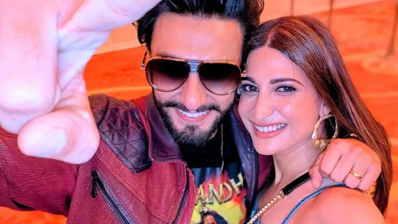 Dhurandhar 2: ਰਣਵੀਰ ਸਿੰਘ ਦੀ 'ਧੁਰੰਧਰ 2' ਨੇ ਭਾਰਤੀ ਬਾਕਸ ਆਫਿਸ 'ਤੇ 600 ਕਰੋੜ ਅਤੇ ਦੁਨੀਆ ਭਰ ਵਿੱਚ 1000 ਕਰੋੜ ਦੀ ਕਮਾਈ ਕਰ ਲਈ ਹੈ। ਪੂਰੀ ਫਿਲਮ ਇੰਡਸਟਰੀ ਧੁਰੰਧਰ 2 ਦੀ ਪ੍ਰਸ਼ੰਸਾ ਕਰ ਰਹੀ ਹੈ। ਇਸ ਸੂਚੀ ਵਿੱਚ ਉਜ਼ੈਰ ਬਲੋਚ ਉਰਫ਼ ਦਾਨਿਸ਼ ਪਾਂਡੋਰ ਦੀ ਰੂਮਰਡ ਗਰਲਫਰੈਂਡ ਅਹਾਨਾ ਕੁਮਰਾ ਦਾ ਨਾਮ ਵੀ ਸ਼ਾਮਲ ਹੈ।