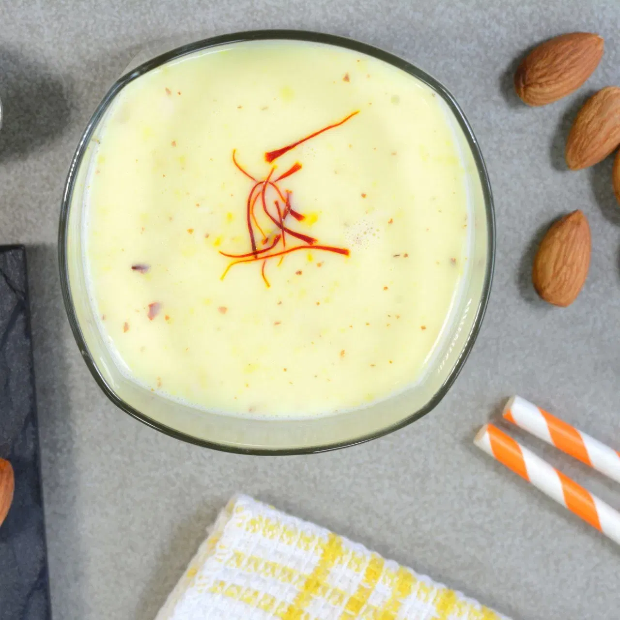 ਖਜੂਰ ਅਤੇ ਬਦਾਮ ਦਾ ਸ਼ੇਕ: ਵਰਤ ਰੱਖਣ ਨਾਲ ਥੋੜੀ ਐਨਰਜੀ ਲੋਅ ਹੋ ਸਕਦੀ ਹੈ। ਅਜਿਹੇ ਵਿੱਚ ਸ਼ੇਕ ਇੱਕ ਚੰਗਾ ਵਿਕਲਪ ਹੈ। ਇਹ ਕੁਝ ਹੀ ਦੇਰ ਵਿੱਚ ਐਨਰਜੈਟਿਕ ਫੀਲ ਕਰਵਾਉਂਦਾਹੈ। ਬਦਾਮ ਅਤੇ ਖਜੂਰ ਨੂੰ ਗ੍ਰਾਈਂਡ ਕਰਕੇ ਦੁੱਧ ਵਿੱਚ ਮਿਲਾਓ। ਨਾਰੀਅਲ ਦਾ ਦੁੱਧ ਵੀ ਲਿਆ ਜਾ ਸਕਦਾ ਹੈ। ਜੇਕਰ ਘੱਟ ਮਿੱਠਾ ਲੱਗੇਤਾਂ ਸ਼ਹਿਦ ਟ੍ਰਾਈ ਕਰ ਸਕਦੇ ਹੋ। ਇਸਨੂੰ ਕੱਟੇ ਹੋਏ ਪਿਸਤਾ, ਬਦਾਮ ਦੇ ਟੁਕੜਿਆਂ ਅਤੇ ਪੀਸੇ ਹੋਏ ਨਾਰੀਅਲ ਨਾਲ ਗਾਰਨਿਸ਼ ਕਰੋ।