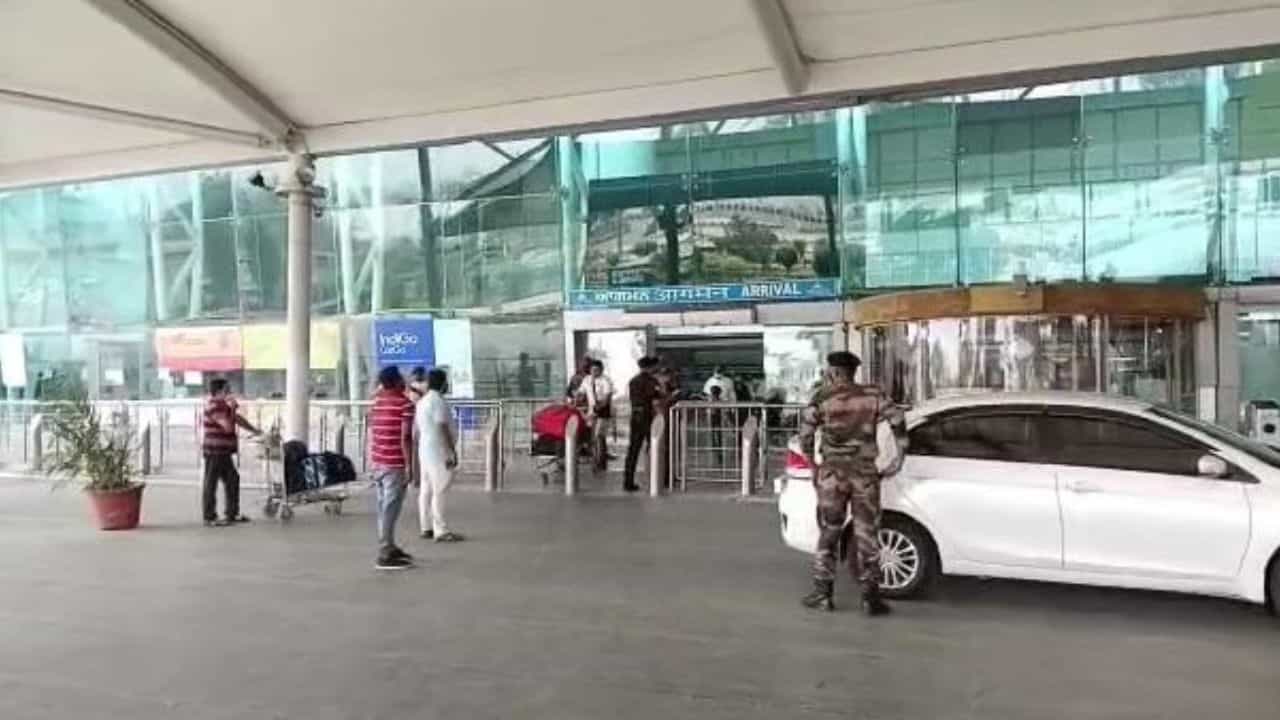 ਅੰਮ੍ਰਿਤਸਰ ਏਅਰਪੋਰਟ ਤੇ 1 ਅਪ੍ਰੈਲ ਤੋਂ ਰਨ-ਵੇਅ ਦੀ ਮੁਰੰਮਤ, ਰੋਜ਼ਾਨਾ ਦੁਪਹਿਰ 12:45 ਤੋਂ ਰਾਤ 9:45 ਤੱਕ ਉਡਾਣਾਂ ਰਹਿਣਗੀਆਂ ਬੰਦ ਅੰਮ੍ਰਿਤਸਰ ਏਅਰਪੋਰਟ ਤੇ 1 ਅਪ੍ਰੈਲ ਤੋਂ ਰਨ-ਵੇਅ ਦੀ ਮੁਰੰਮਤ, ਰੋਜ਼ਾਨਾ ਦੁਪਹਿਰ 12:45 ਤੋਂ ਰਾਤ 9:45 ਤੱਕ ਉਡਾਣਾਂ ਰਹਿਣਗੀਆਂ ਬੰਦ