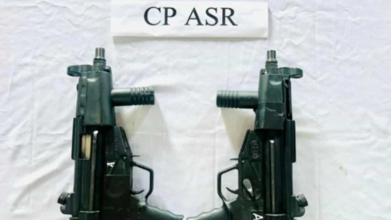 ਅੰਮ੍ਰਿਤਸਰ ਪੁਲਿਸ ਨੇ ਵੱਡੀ ਸਾਜ਼ਿਸ਼ ਕੀਤੀ ਨਾਕਾਮ, ਬਰਾਮਦ ਕੀਤੀਆਂ ਸਬ-ਮਸ਼ੀਨ ਗਨਾਂ; ਗੈਂਗਸਟਰ ਗੋਲਡੀ ਢਿੱਲੋਂ ਨਾਲ ਜੁੜੇ ਰਹੇ ਤਾਰ ਅੰਮ੍ਰਿਤਸਰ ਪੁਲਿਸ ਨੇ ਵੱਡੀ ਸਾਜ਼ਿਸ਼ ਕੀਤੀ ਨਾਕਾਮ, ਬਰਾਮਦ ਕੀਤੀਆਂ ਸਬ-ਮਸ਼ੀਨ ਗਨਾਂ; ਗੈਂਗਸਟਰ ਗੋਲਡੀ ਢਿੱਲੋਂ ਨਾਲ ਜੁੜੇ ਰਹੇ ਤਾਰ