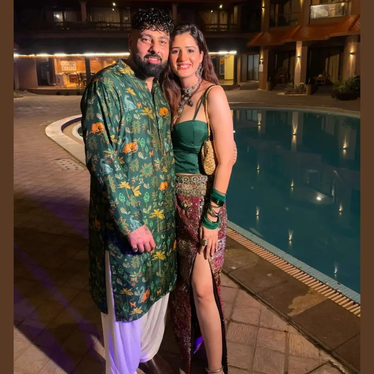 ਰੈਪਰ ਅਤੇ ਗਾਇਕ ਬਾਦਸ਼ਾਹ ਨੇ ਆਪਣੀ ਲੌਂਗ ਟਾਈਮ ਈਸ਼ਾ ਰਿਖੀ ਨਾਲ ਵਿਆਹ ਕਰਵਾ ਲਿਆ ਹੈ। ਈਸ਼ਾ ਰਿਖੀ ਇੱਕ ਮਾਡਲ ਅਤੇ ਅਦਾਕਾਰਾ ਹਨ। ਉਨ੍ਹਾਂ ਨੇ ਕਈ ਫਿਲਮਾਂ ਵਿੱਚ ਕੰਮ ਕੀਤਾ ਹੈ ਅਤੇ ਸੋਸ਼ਲ ਮੀਡੀਆ 'ਤੇ ਆਪਣੇ ਸ਼ਾਨਦਾਰ ਗਲੈਮ ਲੁੱਕਸ ਦੀਆਂ ਫੋਟੋਆਂ ਸ਼ੇਅਰ ਕੀਤੀਆਂ ਹਨ। ਐਥਨਿਕ ਤੋਂ ਲੈ ਕੇ ਮਾਰਡਨ ਫੈਸ਼ਨ ਤੱਕ, ਰੈੱਡ ਕਲਰ ਦੇ ਆਉਟਫਿਟ ਵਿੱਚ ਤਾਂ ਉਨ੍ਹਾਂ ਦੇ ਲੁੱਕਸ ਕਮਾਲ ਦੇ ਹਨ।।