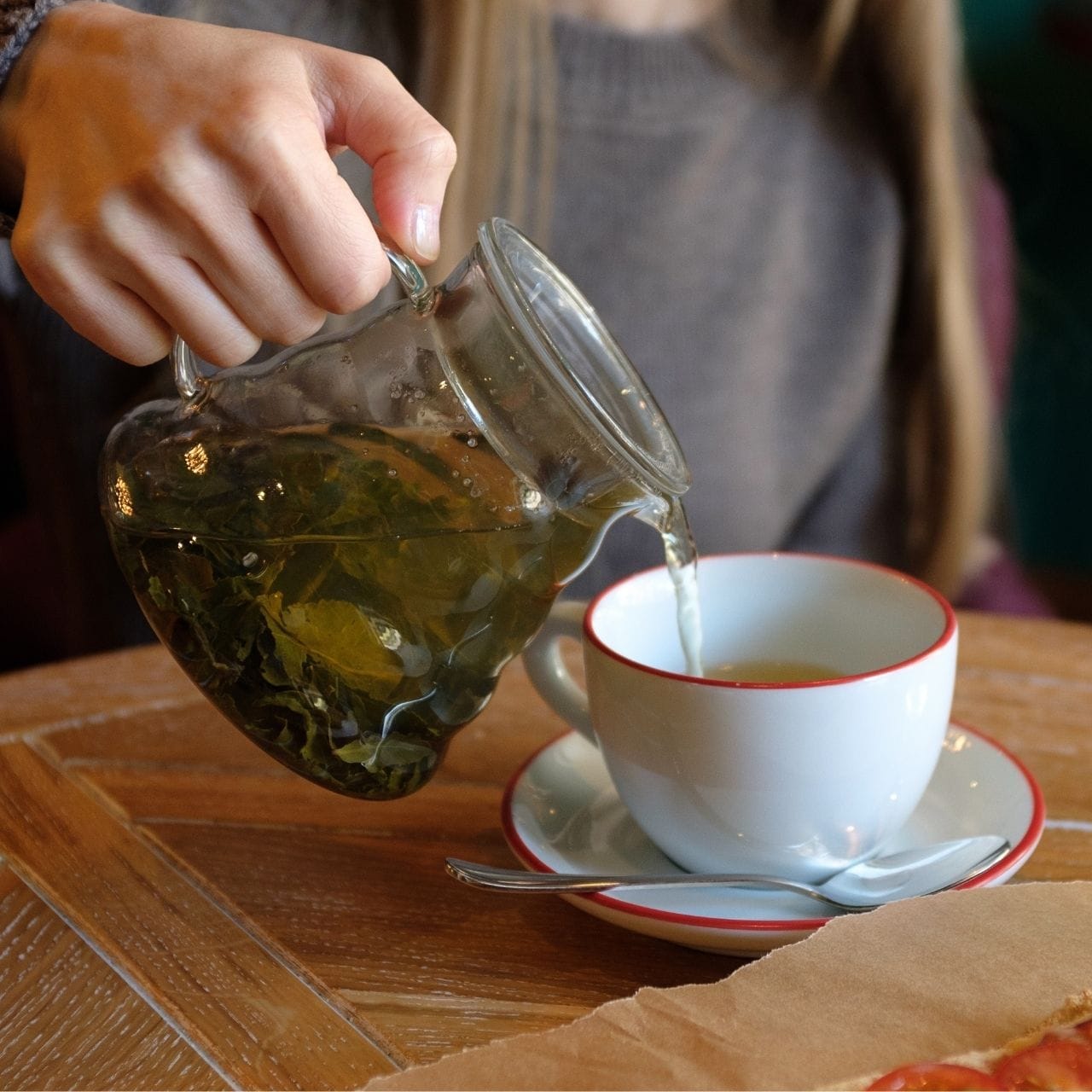 ਤੁਲਸੀ ਦੇ ਪੱਤਿਆਂ ਨੂੰ ਪਾਣੀ ਵਿੱਚ ਉਬਾਲੋ ਅਤੇ ਥੋੜ੍ਹਾ ਜਿਹਾ ਅਦਰਕ ਅਤੇ ਕਾਲੀ ਮਿਰਚ ਪਾਓ। ਇਸ ਨੂੰ ਛਾਣ ਕੇ ਪੀਓ। ਤੁਸੀਂ ਸਿਰਫ਼ ਤੁਲਸੀ ਦੇ ਪੱਤਿਆਂ ਦੀ ਵਰਤੋਂ ਕਰਕੇ ਇੱਕ ਕਾੜ੍ਹਾ ਵੀ ਬਣਾ ਸਕਦੇ ਹੋ, ਜੋ ਗਲੇ ਦੀ ਖਰਾਸ਼ ਨੂੰ ਘਟਾਉਣ, ਜ਼ੁਕਾਮ ਤੋਂ ਰਾਹਤ ਪਾਉਣ ਅਤੇ ਸਰੀਰ ਦੀ ਪ੍ਰਤੀਰੋਧਕ ਸ਼ਕਤੀ ਵਧਾਉਣ ਵਿੱਚ ਮਦਦਗਾਰ ਹੁੰਦਾ ਹੈ।