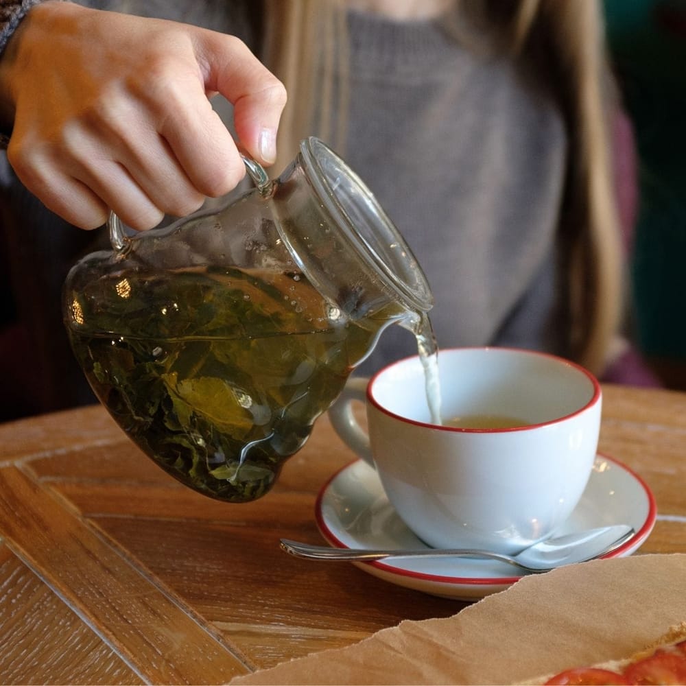 ਤੁਲਸੀ ਦੇ ਪੱਤਿਆਂ ਨੂੰ ਪਾਣੀ ਵਿੱਚ ਉਬਾਲੋ ਅਤੇ ਥੋੜ੍ਹਾ ਜਿਹਾ ਅਦਰਕ ਅਤੇ ਕਾਲੀ ਮਿਰਚ ਪਾਓ। ਇਸ ਨੂੰ ਛਾਣ ਕੇ ਪੀਓ। ਤੁਸੀਂ ਸਿਰਫ਼ ਤੁਲਸੀ ਦੇ ਪੱਤਿਆਂ ਦੀ ਵਰਤੋਂ ਕਰਕੇ ਇੱਕ ਕਾੜ੍ਹਾ ਵੀ ਬਣਾ ਸਕਦੇ ਹੋ, ਜੋ ਗਲੇ ਦੀ ਖਰਾਸ਼ ਨੂੰ ਘਟਾਉਣ, ਜ਼ੁਕਾਮ ਤੋਂ ਰਾਹਤ ਪਾਉਣ ਅਤੇ ਸਰੀਰ ਦੀ ਪ੍ਰਤੀਰੋਧਕ ਸ਼ਕਤੀ ਵਧਾਉਣ ਵਿੱਚ ਮਦਦਗਾਰ ਹੁੰਦਾ ਹੈ।