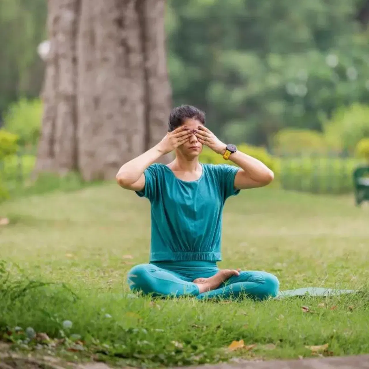 ਫੋਕਸ ਵਧਾਉਣ ਲਈ, ਤੁਸੀਂ ਭਰਮਾਰੀ ਪ੍ਰਾਣਾਯਾਮ ਯੋਗ ਆਸਣ ਦਾ ਅਭਿਆਸ ਵੀ ਕਰ ਸਕਦੇ ਹੋ। ਇਸ ਆਸਣ ਵਿੱਚ, ਤੁਸੀਂ ਸਾਹ ਲੈਂਦੇ ਅਤੇ ਬਾਹਰ ਕੱਢਦੇ ਸਮੇਂ "ਭਿੰਨ-ਭਿੰਨ" ਵਰਗ੍ਹੀ ਆਵਾਜ਼ ਕੱਢਦੇ ਹੋ ਤਾਂ ਇਹ ਤੁਰੰਤ ਦਿਮਾਗ ਨੂੰ ਆਰਾਮ ਦਿੰਦਾ ਹੈ ਅਤੇ ਥਕਾਨ ਦੂਰ ਕਰਦਾ ਹੈ, ਜਿਸ ਨਾਲ ਤੁਸੀਂ ਮੁੜ ਤੋਂ ਫੋਕਸ ਕਰ ਪਾਉਂਦੇ ਹੋ।