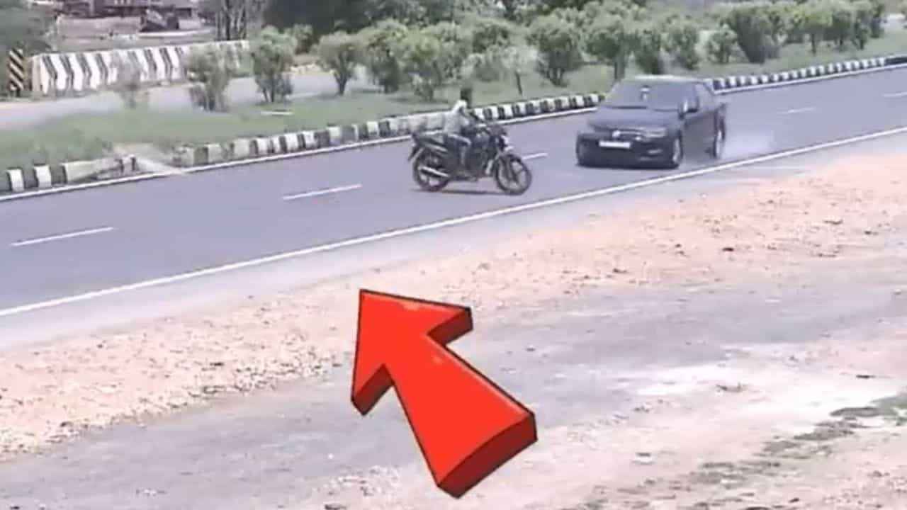 Viral Video : ਸੜਕ ਪਾਰ ਕਰਦੇ ਸਮੇਂ ਵਾਪਰਿਆ ਭਿਆਨਕ ਹਾਦਸਾ, ਦਿਲ ਦਹਿਲਾ ਦੇਣ ਵਾਲਾ ਵੀਡੀਓ ਵਾਇਰਲ