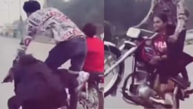 ਮੁੰਡੇ ਨੇ ਗਰਲਫਰੈਂਡ ਦੇ ਪਿੱਛੇ ਖੜੇ ਹੋ ਕੇ ਇੱਕ ਪਹੀਏ 'ਤੇ ਚਲਾਈ ਬਾਈਕ - VIDEO