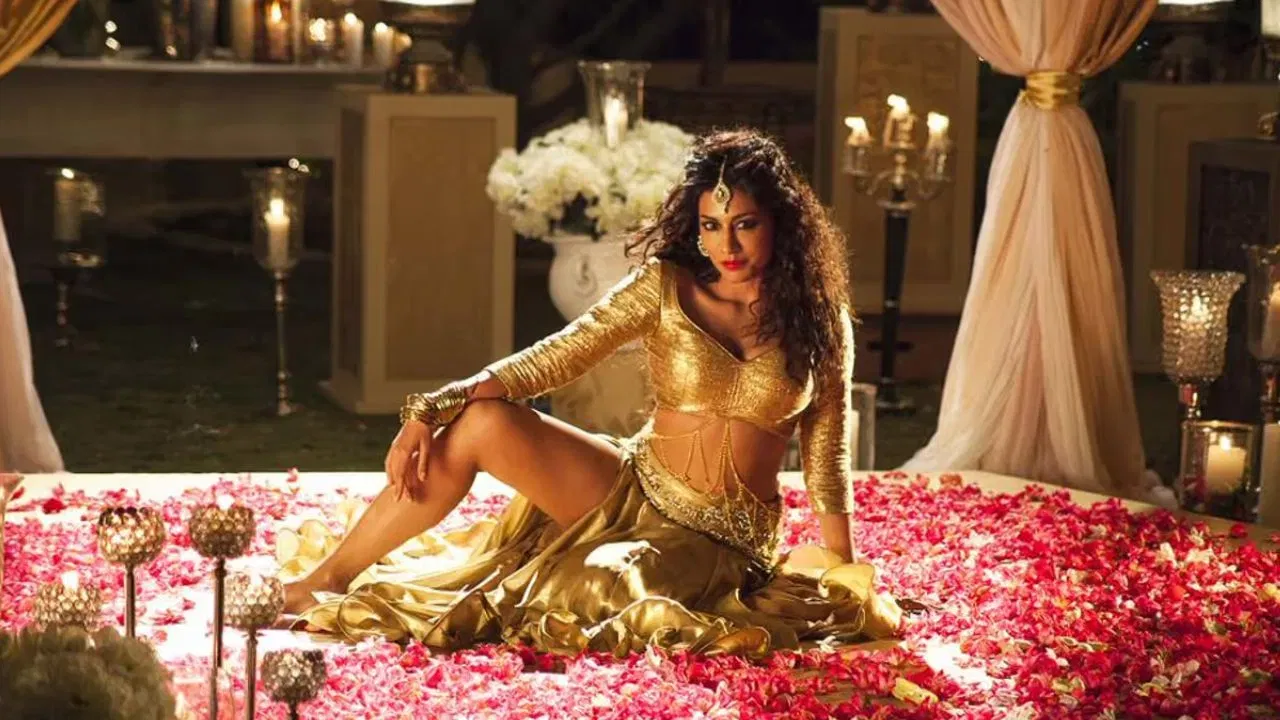 ਫਿਲਮ "ਗੱਬਰ ਇਜ਼ ਬੈਕ" ਦੇ ਗੀਤ "ਕੁੰਡੀ ਮਤ ਖੜਕਾਓ ਰਾਜਾ" ਦੇ ਵੀ ਰਿਲੀਜ਼ ਹੋਣ 'ਤੇ ਵਿਵਾਦ ਖੜ੍ਹਾ ਹੋ ਗਿਆ ਸੀ। ਇਸ ਗਾਣੇ ਵਿੱਚ ਚਿਤਰਾਂਗਦਾ ਸਿੰਘ ਸੀ। ਇਸ ਗੀਤ ਦੇ ਬੋਲ ਅਸ਼ਲੀਲ ਹੋਣ ਦੇ ਨਾਲ-ਨਾਲ ਡਬਲ ਮੀਨਿੰਗ ਵੀ ਸਨ। ਇਸਦੀ ਰਿਲੀਜ਼ ਤੋਂ ਬਾਅਦ, ਲੋਕਾਂ ਨੇ ਗੀਤ 'ਤੇ ਇਤਰਾਜ਼ ਜਤਾਇਆ।