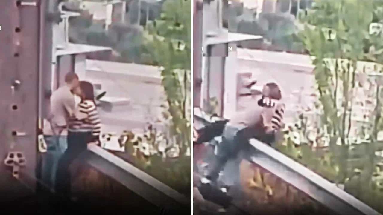 Funny Video: ਸੜਕ ਕਿਨਾਰੇ ਰੋਮਾਂਸ ਕਰਨਾ ਪਿਆ ਭਾਰੀ, Kiss ਦੇ ਚੱਕਰ ਚ ਵਿਗੜਿਆ ਬੈਲੇਂਸ, ਫੇਰ ਜੋ ਹੋਇਆ...ਦੇਖ ਕੇ ਨਹੀਂ ਰੁਕੇਗਾ ਹਾਸਾ!