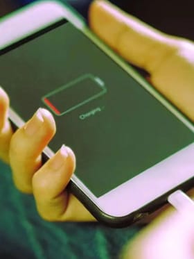 ਫੋਨ ਦੀ ਬੈਟਰੀ ਜਲਦੀ ਹੋ ਜਾਂਦੀ ਹੈ ਖਤਮ? ਅਪਣਾਓ ਇਹ ਟਿਪਸ