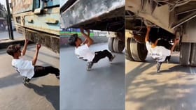 Viral Video: ਰੀਲਬਾਜੀ ਲਈ ਖ਼ਤਰਨਾਕ ਸਟੰਟ...! ਚੱਲਦੀ ਬੱਸ ਹੇਠ ਵੜ੍ਹ ਗਿਆ ਮੁੰਡਾ