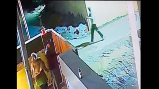 ਗੜ੍ਹਦੀਵਾਲਾ ‘ਚ ਕੱਪੜਾ ਵਪਾਰੀ ਦੇ ਘਰ ‘ਤੇ ਗੋਲੀਬਾਰੀ, ਫਾਇਰਿੰਗ ਕਰਦੇ ਹੋਏ ਬਦਮਾਸ਼ ਦੀ ਪਿਸਤੌਲ ਡਿੱਗੀ; ਸੀਸੀਟੀਵੀ ‘ਚ ਘਟਨਾ ਕੈਦ