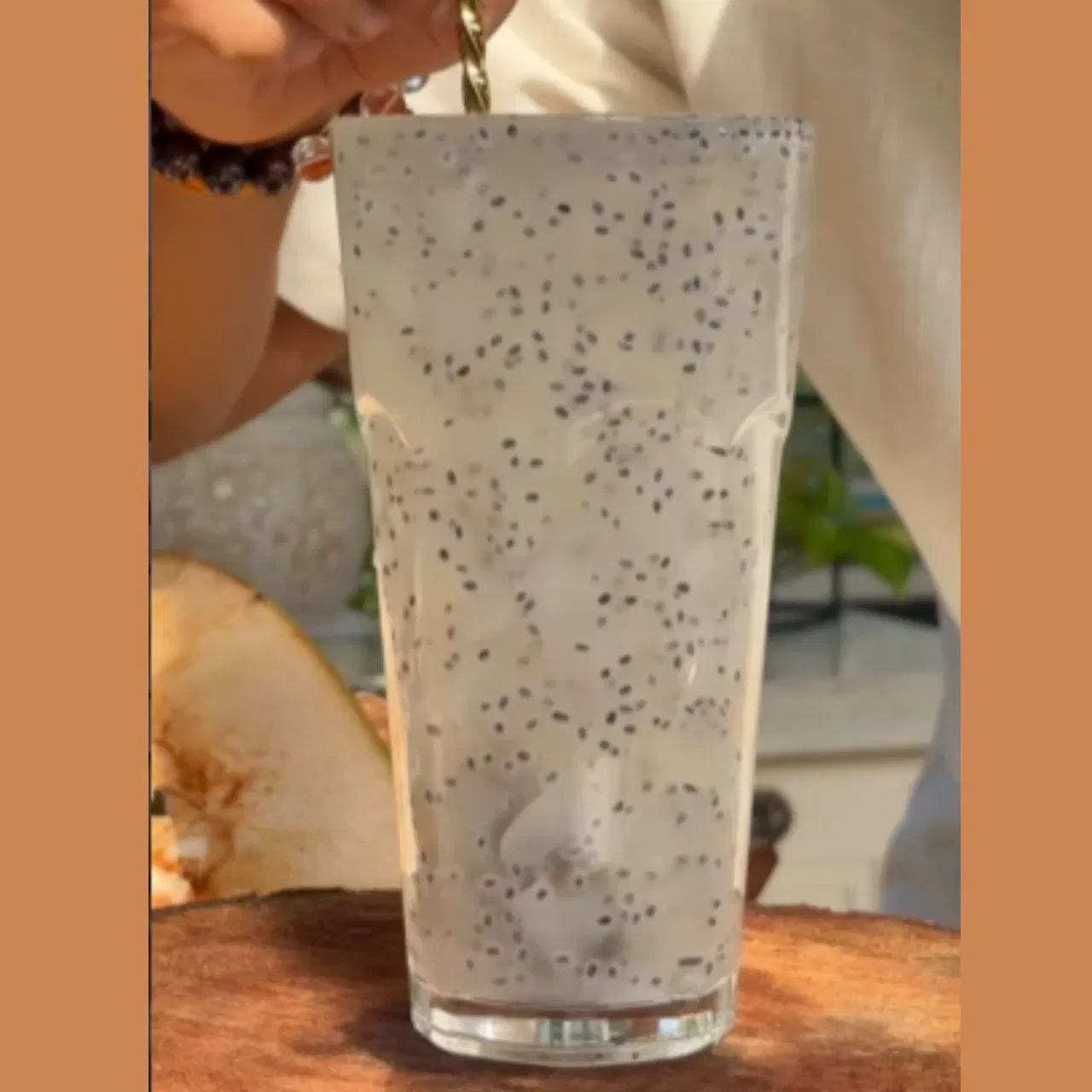 ਗੋਂਦ ਕਤੀਰਾ ਦੇ ਨਾਲ ਨਾਰੀਅਲ ਪਾਣੀ ਦਾ ਕਾਂਬੀਨੇਸ਼ਨ ਕਮਾਲ ਹੁੰਦਾ ਹੈ। ਇਸ ਡਰਿੰਕ ਨੂੰ ਬਣਾਉਣ ਲਈ, ਸਭ ਤੋਂ ਪਹਿਲਾਂ ਇੱਕ ਗਲਾਸ ਵਿੱਚ ਨਾਰੀਅਲ ਪਾਣੀ ਪਾਓ। ਇਸ ਵਿੱਚ ਭਿੱਜੇ ਹੋਏ ਸਬਜਾ ਜਾਂ ਚੀਆ ਸੀਡਸ ਪਾਓ ਅਤੇ ਇੰਜੁਆਏ ਕਰ ਸਕਦੇ ਹੋ। ਇਹ ਗੋਂਦ ਕਤੀਰਾ ਨੂੰ ਕੰਨਜਿਊਮ ਕਰਨ ਦਾ ਬਹੁਤ ਹੀ ਸੌਖਾ ਤਰੀਕਾ ਹੈ ਅਤੇ ਤੁਰੰਤ ਐਨਰਜੀ ਵੀ ਮਿਲਦੀ ਹੈ। (ਤਸਵੀਰਾਂ: pawar_omkar)