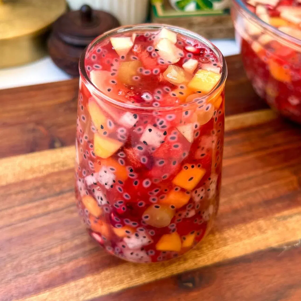 ਗੋਂਦ ਕਤੀਰਾ ਅਤੇ ਸਬਜਾ ਸੀਡਸ ਨੂੰ ਕੁਝ ਘੰਟਿਆਂ ਲਈ ਭਿਓ ਦਿਓ। ਫਿਰ ਇਨ੍ਹਾਂ ਨੂੰ ਇਕੱਠੇ ਮਿਲਾਓ। ਰੋਜ ਸਿਰਪ ਪਾਓ। ਅੰਗੂਰ, ਅਨਾਰ, ਅਤੇ ਬਾਰੀਕ ਕੱਟੇ ਹੋਏ ਫਲ ਜਿਵੇਂ ਕਿ ਸੇਬ, ਡਰੈਗਨ ਫਰੂਟ ਅਤੇ ਅੰਬ ਪਾਓ। ਹੁਣ ਲੋੜ ਅਨੁਸਾਰ ਠੰਡਾ ਪਾਣੀ ਪਾਓ। ਤੁਹਾਡਾ ਗੋਂਦ ਕਤੀਰਾ ਫਰੂਟ ਪੰਚ ਤਿਆਰ ਹੈ। (Images:foodiesfood_court)