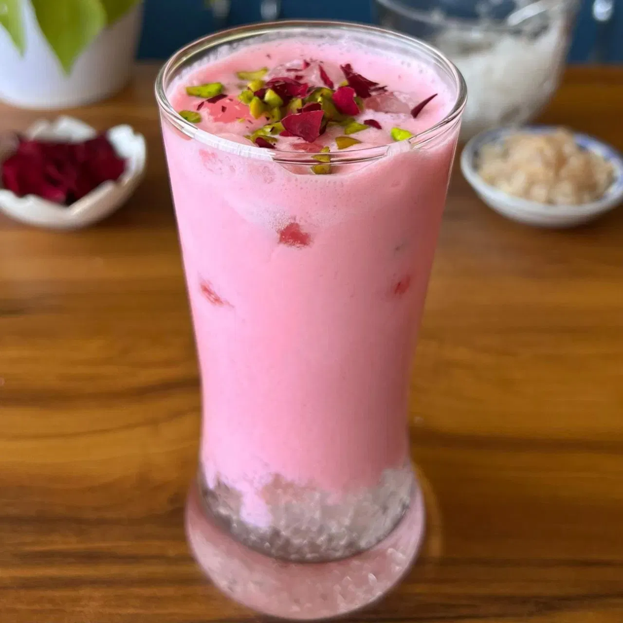 ਤੁਸੀਂ ਗੋਂਦ ਕਤੀਰਾ ਲੱਸੀ ਬਣਾ ਸਕਦੇ ਹੋ। ਇਸਦੇ ਲਈ, ਅੱਧੇ ਕੱਪ ਪਾਣੀ ਵਿੱਚ 1 ਚਮਚ ਭਿੱਜਿਆ ਹੋਇਆ ਗੋਂਦ ਕਤੀਰਾ ਪਾਓ। 1 ਕੱਪ ਦਹੀਂ ਨੂੰ ਚੰਗੀ ਤਰ੍ਹਾਂ ਫੈਂਟ ਕੇ ਇਸਨੂੰ ਮਿਲਾਓ। ਆਈਸ ਕਿਊਬਸ ਪਾਓ ਅਤੇ 2 ਰੋਜ ਸਿਰਪ ਐਡ ਕਰੋ। ਤੁਹਾਡੀ ਟੈਸਟੀ ਲੱਸੀ ਤਿਆਰ ਹੈ। ਇਸਨੂੰ ਪਿਸਤਾ ਨਾਲ ਸਜਾਓ ਅਤੇ ਠੰਡਾ-ਠੰਡਾ ਸਰਵ ਕਰੋ। (Images:pawar_omkar)