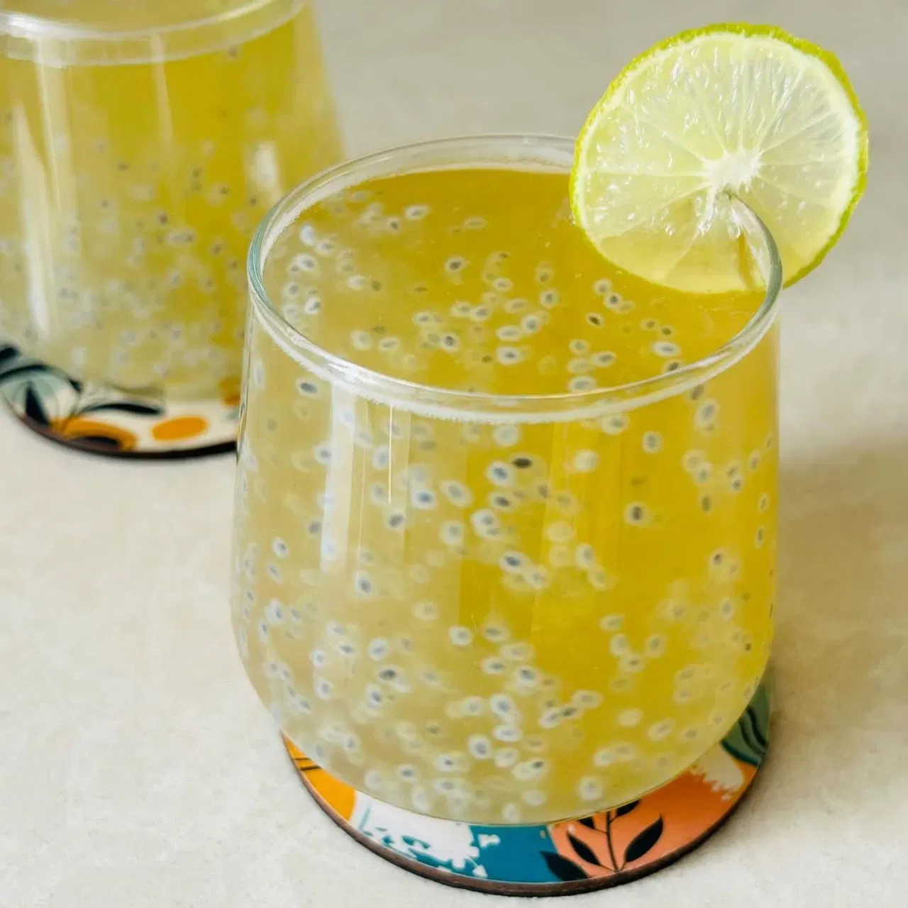 ਤੁਸੀਂ ਆਪਣੀ ਸਵੇਰ ਦੀ ਸ਼ੁਰੂਆਤ ਗੋਂਦ ਕਤੀਰਾ ਡ੍ਰਿੰਕ ਨਾਲ ਵੀ ਕਰ ਸਕਦੇ ਹੋ। ਇੱਕ ਗਲਾਸ ਪਾਣੀ ਵਿੱਚ ਨਿੰਬੂ ਦਾ ਰਸ ਪਾਓ ਅਤੇ ਭਿੱਜੇ ਹੋਏ ਚੀਆ ਜਾਂ ਸਬਜਾ ਸੀਡਸ ਪਾਓ। ਮਿਠਾਸ ਲਈ ਸ਼ਹਿਦ ਮਿਲਾ ਸਕਦੇ ਹੋ। ਇਸ ਵਿੱਚ 1 ਚਮਚ ਭਿੱਜਿਆ ਹੋਇਆ ਗੋਂਦ ਕਤੀਰਾ ਪਾਓ। ਇਸ ਤਰ੍ਹਾਂ, ਤੁਹਾਡਾ ਨਿੰਬੂ ਗੋਂਦ ਕਤੀਰਾ ਡ੍ਰਿੰਕ ਤਿਆਰ ਹੈ। (Images:iamdatingfood)