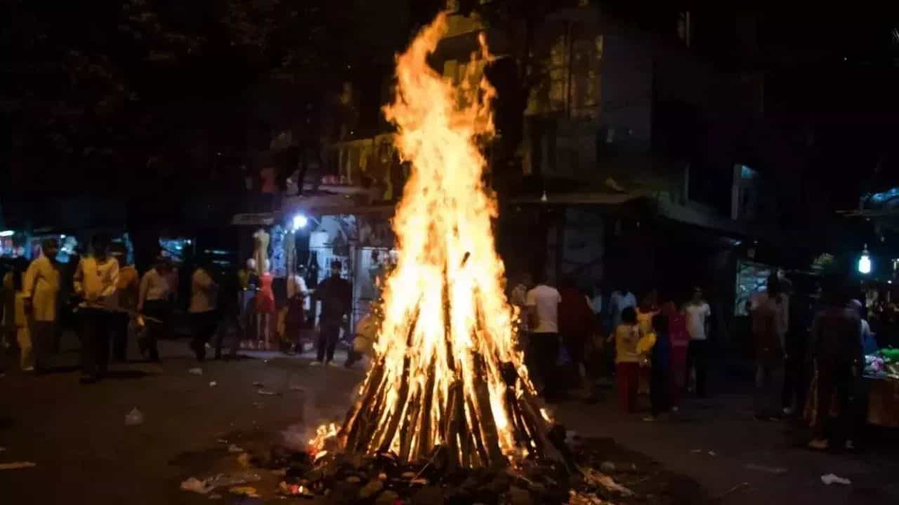 Holika Dahan 2026: ਹੋਲਿਕਾ ਦਹਿਨ ਦੀ ਤਰੀਕ ਤੇ ਹਾਲੇ ਵੀ ਸਸਪੈਂਸ ਬਰਕਰਾਰ, ਅੱਜ ਜਾਂ ਭਲਕੇ ਕਦੋਂ ਮਨਾਇਆ ਜਾਵੇਗਾ ਤਿਉਹਾਰ?