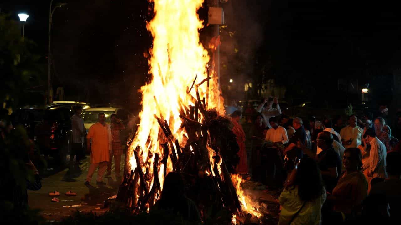 Holika Dahan 2026: ਸੱਸ ਅਤੇ ਨੂੰਹ ਨੂੰ ਇਕੱਠੇ ਹੋਲਿਕਾ ਦਹਨ ਕਿਉਂ ਨਹੀਂ ਦੇਖਣਾ ਚਾਹੀਦਾ? ਜਾਣੋ ਇਸ ਪਿੱਛੇ ਦਾ ਰਾਜ਼ Holika Dahan 2026: ਸੱਸ ਅਤੇ ਨੂੰਹ ਨੂੰ ਇਕੱਠੇ ਹੋਲਿਕਾ ਦਹਨ ਕਿਉਂ ਨਹੀਂ ਦੇਖਣਾ ਚਾਹੀਦਾ? ਜਾਣੋ ਇਸ ਪਿੱਛੇ ਦਾ ਰਾਜ਼