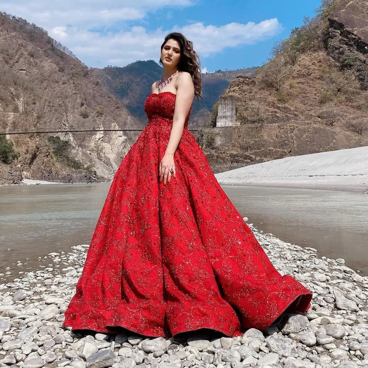 ਈਸ਼ਾ ਰਿਖੀ ਦਾ ਰੈੱਡ ਗਾਊਨ ਬਿਲਕੁੱਲ ਵੈਡਿੰਗ ਪਰਫੈਕਟ ਹੈ। ਉਨ੍ਹਾਂ ਨੇ  ਆਫ-ਦ-ਸ਼ੋਲਡਰ ਗਾਊਨ ਕੈਰੀ ਕੀਤਾ ਹੈ, ਜਿਸਦੀ ਟਾਪ ਤੋਂ ਲੈ ਕੇ ਬਾਟਮ ਤੱਕ ਮੈਚਿੰਗ ਬੀਡਸ ਦੀ ਐਂਬ੍ਰਾਇਡਰੀ ਕੀਤੀ ਗਈ ਹੈ। ਇਹ ਲੁੱਕ ਪ੍ਰੀ-ਵੈਡਿੰਗ ਸ਼ੂਟ ਲਈ ਪਰਫੈਕਟ ਰਹਿੰਦਾ ਹੈ ਅਤੇ ਇੱਕ ਫੈਰੀਟੇਲ ਵਾਈਬ ਦਿੰਦਾ ਹੈ।  ਨਾਲ ਹੀ ਸਟੋਨ ਦਾ ਨੈਕਲੈੱਸ ਅਤੇ ਰਿੰਗ ਉਨ੍ਹਾਂ ਦੇ ਲੁੱਕ ਨੂੰ ਰਾਇਲ ਫੀਲ ਦਿੰਦੇ ਹਨ।