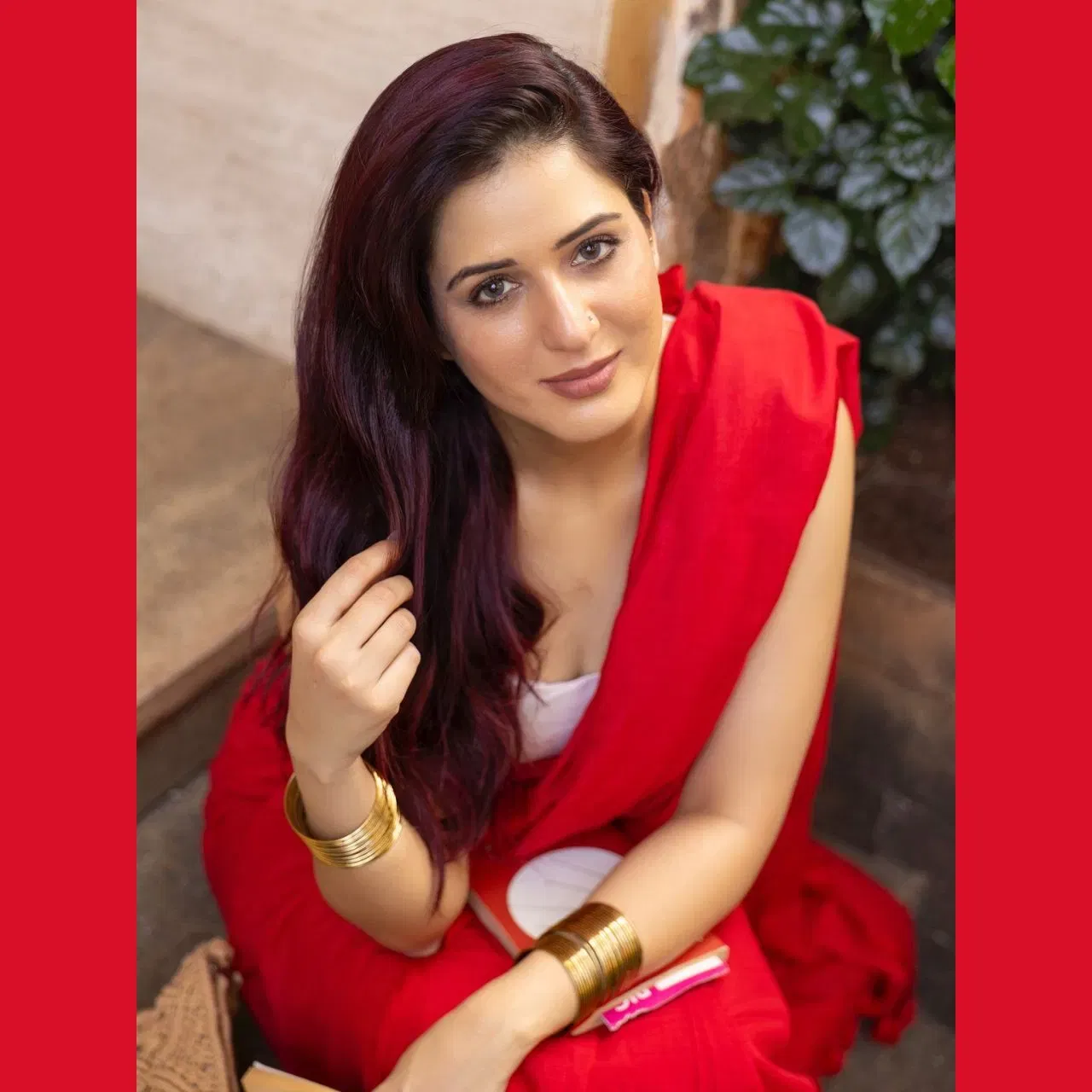 ਰੈੱਡ ਕਲਰ ਦੇ ਵੈਸਟਰਨ ਆਉਟਫਿਟ ਤੋਂ ਇਲਾਵਾ, ਈਸ਼ਾ ਰਿਖੀ ਰੈੱਡ ਸਾੜੀ ਵਿੱਚ ਵੀ ਬਹੁਤ ਹੀ ਖੂਬਸੂਰਤ ਦਿਖਾਈ ਦੇ ਰਹੀ ਹੈ। ਉਨ੍ਹਾਂ ਨੇ ਸਿੰਪਲ ਸਾੜੀ ਵੀਅਰ ਕੀਤਾ ਹੈ, ਜਿਸਨੂੰ ਚਿੱਟੇ ਬਲਾਊਜ਼ ਨਾਲ ਕੰਟ੍ਰਾਸਟ ਕੀਤਾ ਹੈ।  ਹੱਥਾਂ 'ਤੇ ਗੋਲਡਨ ਚੂੜੀਆਂ ਉਨ੍ਹਾਂ ਦੇ ਲੁੱਕ ਨੂੰ ਐਨਹੈਂਸ ਕਰ ਰਹੀਆਂ ਹਨ। ਉਨ੍ਹਾਂ ਦਾ ਮੇਕਅਪ ਨੇਚੁਰਲ ਸ਼ੇਢ ਦਾ ਰੱਖਿਆ ਗਿਆ ਹੈ, ਜਦੋਂ ਕਿ ਵਨ ਸਾਈਡ ਸਾਫਟ ਵੇਵ ਹੇਅਰ ਸਟਾਈਲ ਉਨ੍ਹਾਂਦੇ ਲੁੱਕ ਵਿੱਚ ਐਲੀਗੈਂਸ ਐਡ ਕਰ ਰਹੇ ਹਨ।