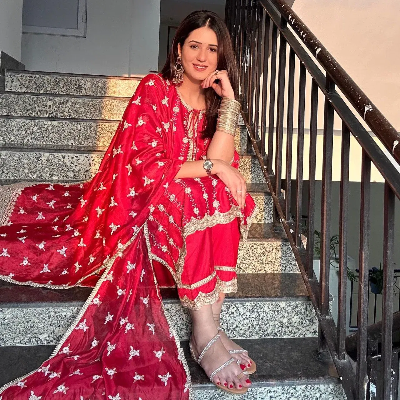 ਇਸ ਸੂਟ ਲੁੱਕ ਵਿੱਚ ਈਸ਼ਾ ਰਿਖੀ ਪਰਫੈਕਟ ਪੰਜਾਬੀ ਕੁੜੀ ਲੱਗ ਰਹੀ ਹੈ। ਕੁੜਤੀ ਦੇ ਐਂਬ੍ਰਾਇਡਰੀ ਵਰਕ ਦੇ ਨਾਲ ਇੱਕ ਸੁੰਦਰ ਕਲਾਇੰਬ ਡਿਜ਼ਾਈਨ ਬਣਾਇਆ ਗਿਆ ਹੈ, ਜਦੋਂ ਕਿ ਪੱਲੂ ਅਤੇ ਟਰਾਊਡਰ ਦੀ ਹੈਮਲਾਈਨ 'ਤੇ ਕਰਵ ਡਿਜ਼ਾਈਨ ਇਸਨੂੰ ਖੂਬਸੂਰਤ ਬਣਾਉਂਦਾ ਹੈ। ਮੈਚਿੰਗ ਦੁਪੱਟਾ, ਮੱਥੇ 'ਤੇ ਬਿੰਦੀ, ਚਾਂਦ ਬਾਲੀਆਂ, ਰਿਸਟ ਵਾਚ ਤੋਂ ਲੈ ਕੇ ਚੂੜੀਆਂ ਤੱਕ ਹਰ ਚੀਜ਼ ਉਨ੍ਹਾਂਦੇ ਇੰਡੀਅਨ ਫੇਮਿਨਿਨ ਲੁੱਕ ਨੂੰ ਕੰਪਲੀਟ ਕਰ ਰਹੇ ਹਨ।