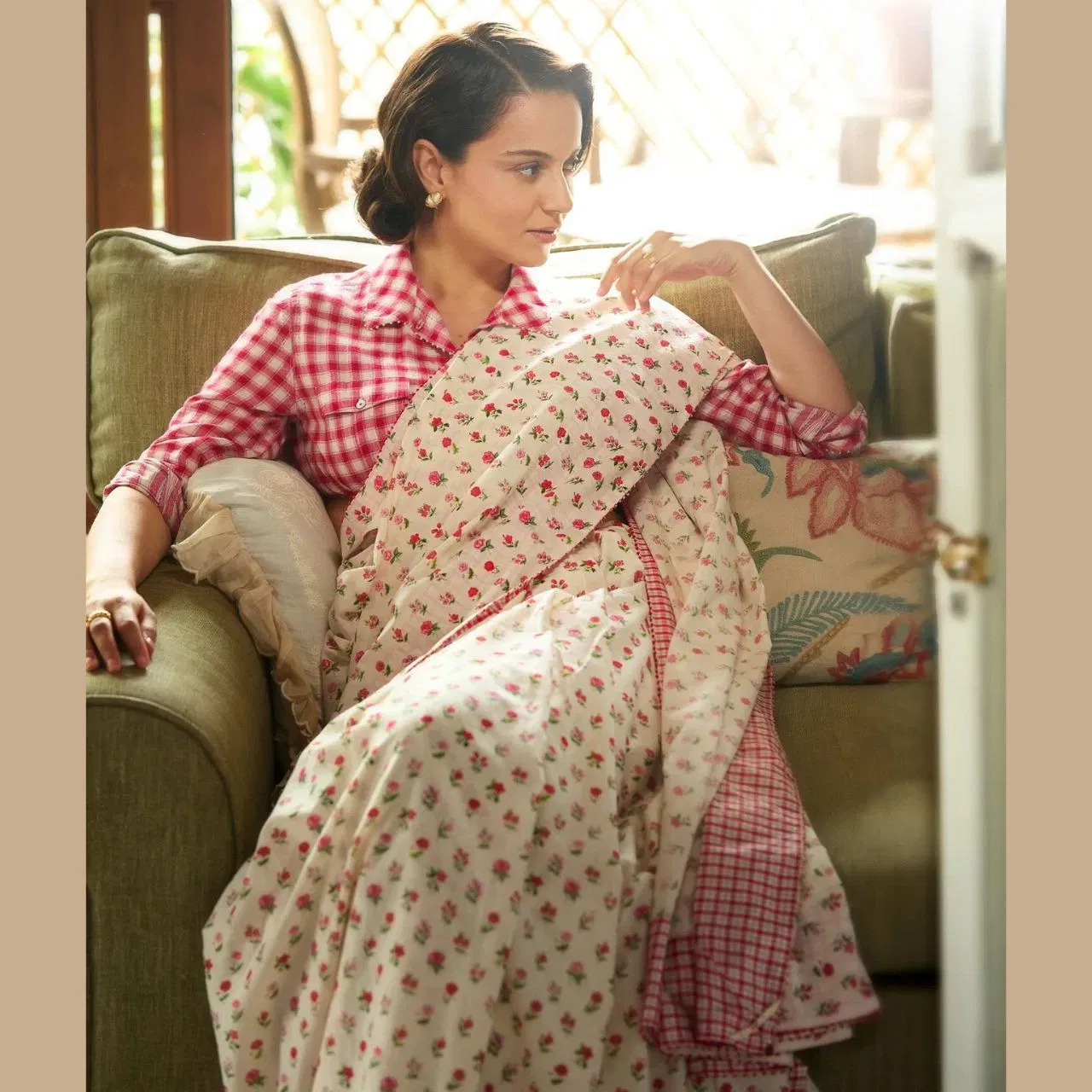 ਤੁਸੀਂ ਕੰਗਨਾ ਰਣੌਤ ਦੇ ਇਸ ਲੁੱਕ ਨੂੰ ਵੀ ਰਿਕ੍ਰਿਏਟ ਕਰ ਸਕਦੇ ਹੋ। ਅਭਿਨੇਤਰੀ ਨੇ ਵਾਈਟ ਵੇਸ ਵਾਲੀ ਸਮਾਲ ਪ੍ਰਿੰਟ ਵਾਲੀ ਸਾੜੀ ਕੈਰੀ ਕੀਤੀ ਹੈ, ਜਿਸਦੇ ਪੱਲੂ ਨੂੰ ਬ੍ਰਾਡ ਪਲੀਟਸ ਵਿੱਚ ਡ੍ਰੈਪ ਕੀਤਾ ਹੈ। ਐਕਟ੍ਰੈਸ ਨੇ ਨਾਲ ਹੀ ਚੈੱਕ ਪ੍ਰਿੰਟ ਦਾ ਬਲਾਉਜ ਕੈਰੀ ਕੀਤਾ ਹੈ, ਜਿਸ ਵਿੱਚ ਫੁੱਲ ਸਲੀਵਜ਼ ਅਤੇ ਸ਼ਰਟ ਕਾਲਰ ਦਿੱਤਾ ਗਿਆ ਹੈ, ਨਾਲ ਹੀ ਉਨ੍ਹਾਂ ਨੇ ਚੈਕ ਪ੍ਰਿੰਟ ਦਾ ਬਲਾਊਜ਼ ਕੈਰੀ ਕੀਤਾ ਹੈ। ਸਟੱਡ ਅਤੇ ਹੇਅਰ ਸਟਾਈਲ ਦੇ ਨਾਲ ਮਿਨੀਮਲਿਸਟਿਕ ਐਕਸਸਰੀਜ ਉਨ੍ਹਾਂ ਦੇ ਲੁੱਕ ਹੋਰ ਵੀ ਨੂੰ ਕਲਾੀਸ ਬਣਾਉਂਦੇ ਹਨ।