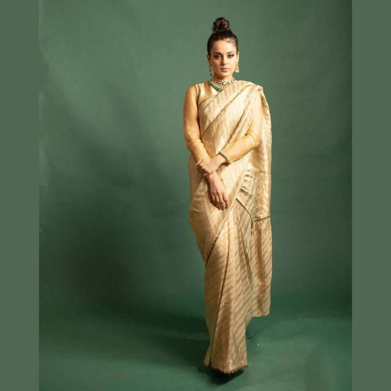 ਜੇਕਰ ਤੁਸੀਂ ਕਿਸੇ ਈਵਨਿੰਗ ਇਵੈਂਟ ਵਿੱਚ ਜਾਣਾਹੈ, ਤਾਂ ਤੁਸੀਂ ਕੰਗਨਾ ਰਣੌਤ ਦੇ ਇਸ ਸਾੜੀ ਡਿਜ਼ਾਈਨ ਤੋਂ ਆਇਡੀਆ ਲੈ ਸਕਦੇ ਹੋ। ਐਕਟ੍ਰੈਸ ਨੇ ਗੋਲਡਨ ਟੱਚ ਵਾਲੀ ਕਰੀਮ ਕਲਰ ਦੀ ਸਿਲਕ ਸਾੜੀ ਕੈਰੀ ਕੀਤੀ ਹੈ, ਜਿਸਦੇ ਨਾਲ ਫੁੱਲ ਸਲੀਵਜ ਬਲਾਊਜ਼ ਪੇਅਰ ਕੀਤਾ ਹੈ। ਡਰੇਪਿੰਗ ਨੂੰ ਫ੍ਰੀ-ਸਟਾਈਲ ਰੱਖਿਆ ਗਿਆ ਹੈ। ਉਨ੍ਹਾਂ ਦਾ ਓਵਰਆਲ ਲੁੱਕ ਕਾਫੀ ਪਾਵਰਫੁੱਲ ਵਾਈਬ ਵਾਲਾ ਹੈ ।