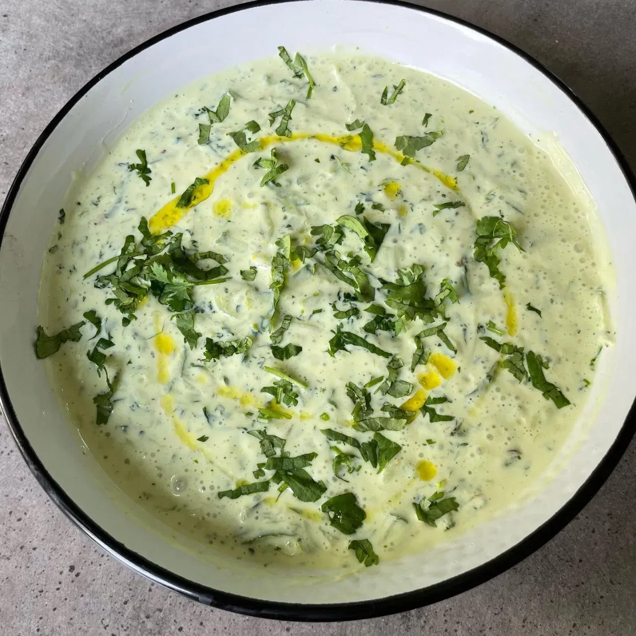 ਗਰਮੀਆਂ ਦੌਰਾਨ ਖੀਰੇ ਦਾ ਰਾਇਤਾ ਨੰਬਰ ਇੱਕ ਆਉਂਦਾ ਹੈ। ਇਹ ਪਾਣੀ ਨਾਲ ਭਰਪੂਰ ਹੁੰਦਾ ਹੈ ਅਤੇ ਸਰੀਰ ਨੂੰ ਠੰਡਾ ਰੱਖਣ ਵਿੱਚ ਮਦਦ ਕਰਦਾ ਹੈ। ਜੇਕਰ ਤੁਸੀਂ ਆਪਣੇ ਸਮਰ ਲੰਚ ਨੂੰ ਰਿਫਰੈਸ਼ਿੰਗ ਬਣਾਉਣਾ ਚਾਹੁੰਦੇ ਹੋ, ਤਾਂ ਖੀਰੇ ਦਾ ਰਾਇਤਾ ਇੱਕ ਵਧੀਆ ਆਪਸ਼ਨ ਹੈ। ਬੀਜ ਕੱਢ ਕੇ ਕੱਦੂਕੱਸ ਕਰ ਲਓ। ਦਹੀਂ ਨੂੰ ਇੱਕ ਕਟੋਰੀ ਵਿੱਚ ਚਿਕਣਾ ਹੋਣ ਤੱਕ ਫੈਂਟ ਲਵੋ। ਖੀਰਾ ਪਾਓ, ਫਿਰ ਕਾਲੇ ਨਮਕ ਅਤੇ ਮਿਰਚ ਨਾਲ ਸੀਜ਼ਨ ਕਰੋ। ਤੁਹਾਡਾ ਖੀਰੇ ਦਾ ਰਾਇਤਾ ਤਿਆਰ ਹੈ। (Image: goveganliferecipes)