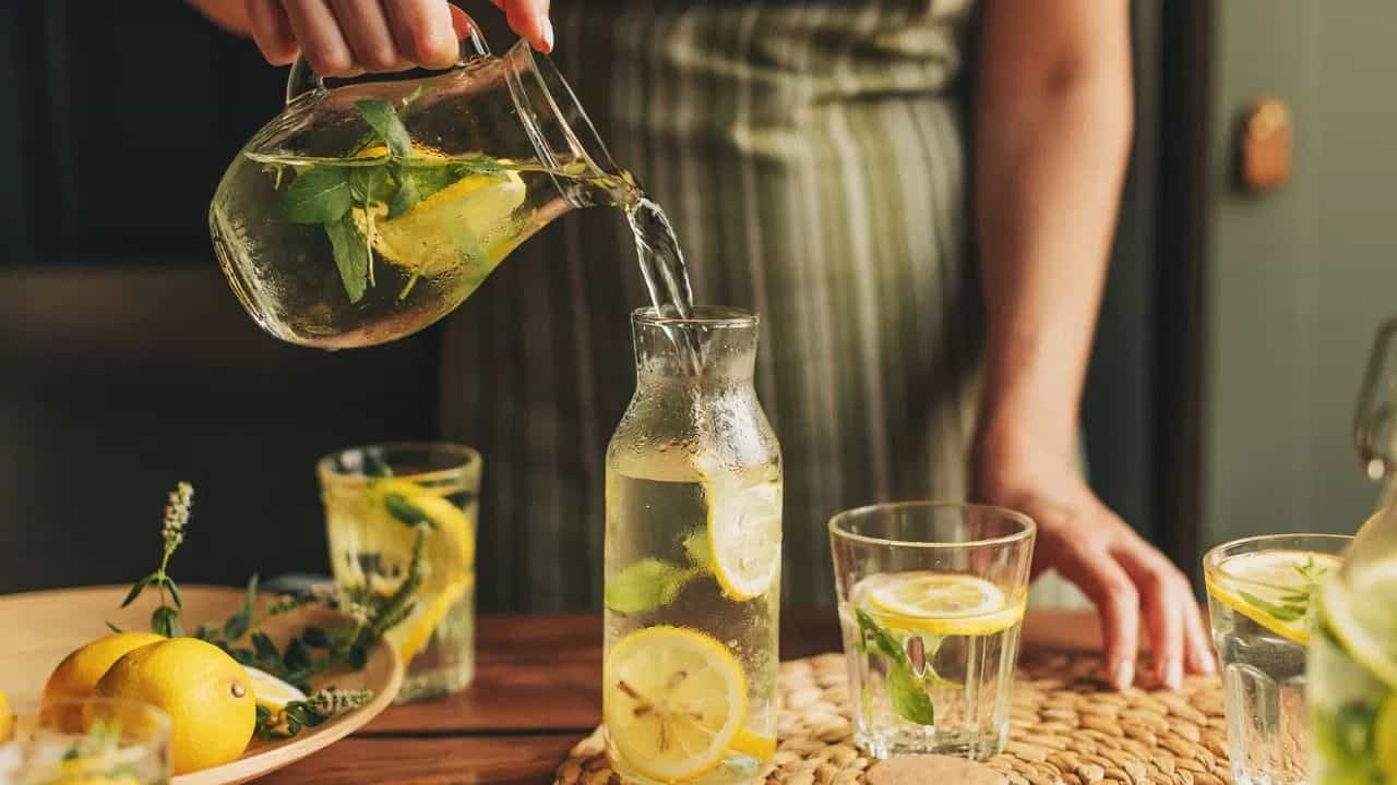 ਕੀ ਸੱਚਮੁੱਚ ਸਰੀਰ ਨੂੰ ਡਿਟੌਕਸ ਕਰਦਾ ਹੈ ਨਿੰਬੂ ਪਾਣੀ? ਜਾਣੋ ਮਾਹਰਾਂ ਨੇ ਕੀ ਕੀਤਾ ਵੱਡਾ ਖ਼ੁਲਾਸਾ