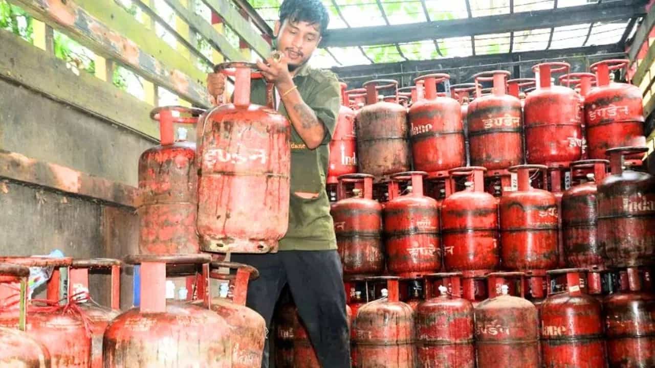 LPG ਸੰਕਟ ਦੌਰਾਨ ਘਰੇਲੂ ਗੈਸ ਸਿਲੰਡਰ ਦੀਆਂ ਕੀਮਤਾਂ ਚ ਵੱਡੀ ਰਾਹਤ, ਕਮਰਸ਼ੀਅਲ ਦੇ ਭਾਅ 2200 ਰੁਪਏ ਦੇ ਪਾਰ LPG ਸੰਕਟ ਦੌਰਾਨ ਘਰੇਲੂ ਗੈਸ ਸਿਲੰਡਰ ਦੀਆਂ ਕੀਮਤਾਂ ਚ ਵੱਡੀ ਰਾਹਤ, ਕਮਰਸ਼ੀਅਲ ਦੇ ਭਾਅ 2200 ਰੁਪਏ ਦੇ ਪਾਰ