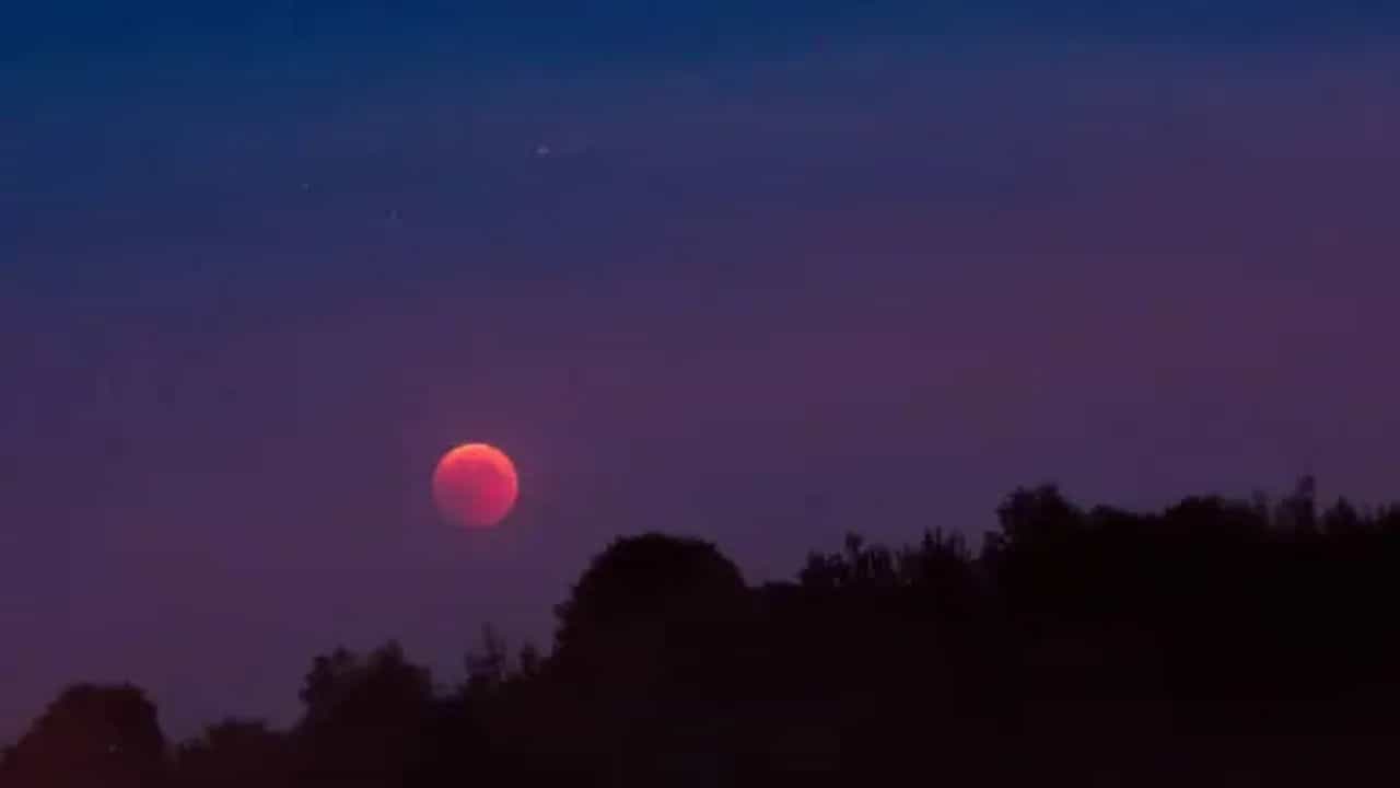 Chandra Grahan 2026: ਕੀ ਹੁੰਦਾ ਹੈ ਬਲੱਡ ਮੂਨ? ਚੰਦਰ ਗ੍ਰਹਿਣ ਤੋਂ ਪਹਿਲਾਂ ਜਾਣ ਲਓ ਇਹ ਜ਼ਰੂਰੀ ਗੱਲਾਂ Chandra Grahan 2026: ਕੀ ਹੁੰਦਾ ਹੈ ਬਲੱਡ ਮੂਨ? ਚੰਦਰ ਗ੍ਰਹਿਣ ਤੋਂ ਪਹਿਲਾਂ ਜਾਣ ਲਓ ਇਹ ਜ਼ਰੂਰੀ ਗੱਲਾਂ