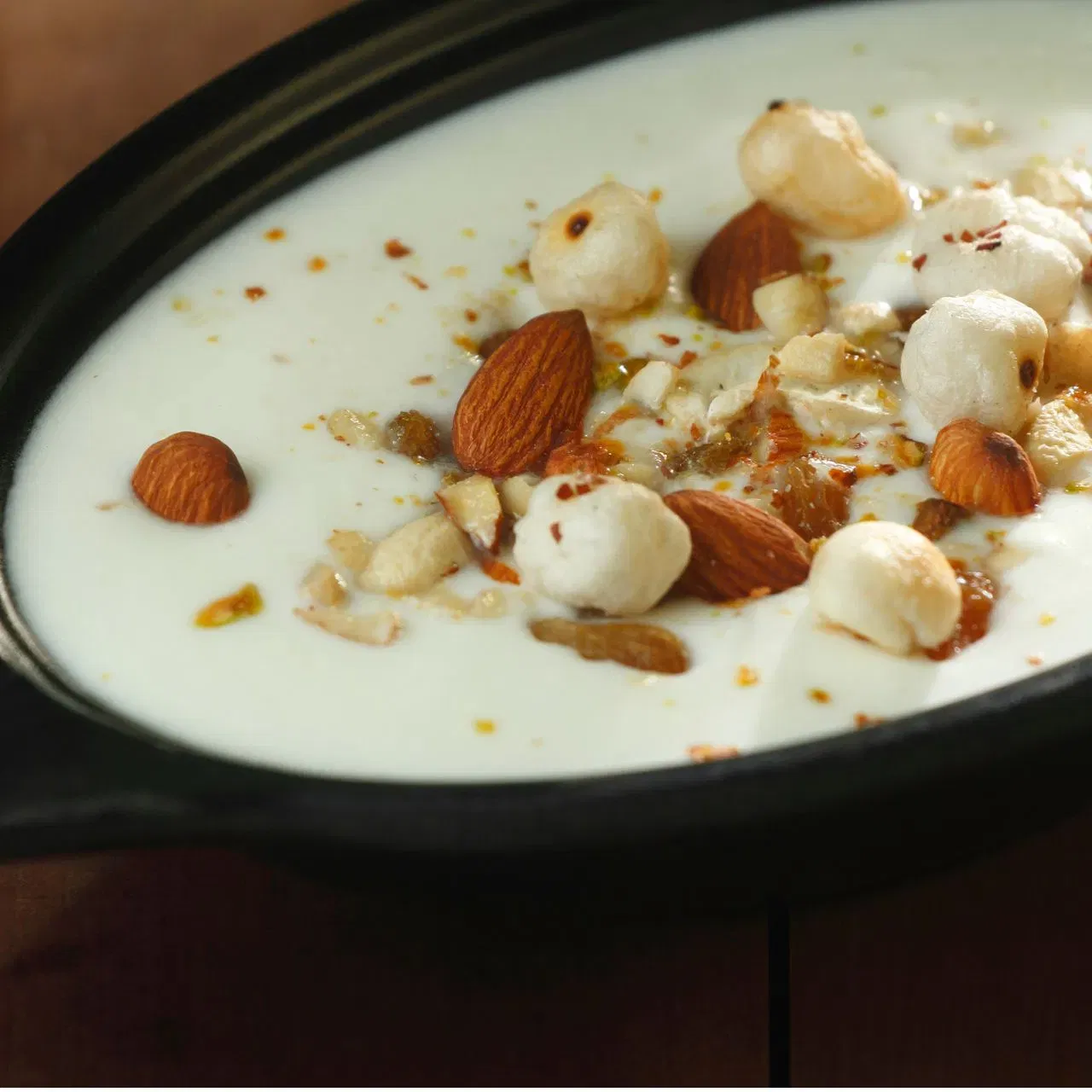 ਮਖਾਨਾ ਖੀਰ ਬਣਾਓ: ਜੇਕਰ ਤੁਸੀਂ ਨਰਾਤਿਆਂ ਦੇ ਵਰਤ ਦੌਰਾਨ ਫਲਾਹਾਰ ਵਿੱਚ ਜੇਕਰ ਕੁਝ ਮਿੱਠਾ ਖਾਣਾ ਚਾਹੁੰਦੇ ਹੋ, ਤਾਂ ਮਖਾਨਾ ਖੀਰ 'ਤੇ ਬਣਾਈ ਜਾ ਸਕਦੀ ਹੈ। ਇਹ ਕੈਲਸ਼ੀਅਮ ਅਤੇ ਪ੍ਰੋਟੀਨ ਨਾਲ ਭਰਪੂਰ ਹੁੰਦੀ ਹੈ, ਅਤੇ ਇਸਨੂੰ ਤਿਆਰ ਕਰਨ ਵਿੱਚ ਜ਼ਿਆਦਾ ਸਮਾਂ ਵੀ ਨਹੀਂ ਲੱਗਦਾ। ਪਹਿਲਾਂ, ਮਖਾਨੇ ਨੂੰ ਕੁਰਕੁਰੇ ਹੋਣ ਤੱਕ ਭੁੰਨੋ ਅਤੇ ਫਿਰ ਇਸਨੂੰ ਪੀਸ ਲਓ। ਦੁੱਧ ਵਿੱਚ ਉਬਾਲ ਆਉਣ ਤੋਂ ਬਾਅਦ, ਪੀਸਿਆ ਹੋਇਆ ਮਖਾਨਾ ਪਾ ਕੇ ਗਾੜ੍ਹਾ ਹੋਣ ਤੱਕ ਪਕਾਓ। ਕੱਟੇ ਹੋਏ ਬਦਾਮ, ਪਿਸਤਾ, ਕਾਜੂ, ਇਲਾਇਚੀ ਪਾਊਡਰ ਅਤੇ ਲੋੜ ਅਨੁਸਾਰ ਚੀਨੀ ਪਾਓ। ਉੱਪਰ ਥੋੜੇ ਜਿਹੇ ਸਾਬੁਤ ਮਖਾਨੇ ਵੀ ਪਾ ਦਿਓ। (All Image: Getty Images)