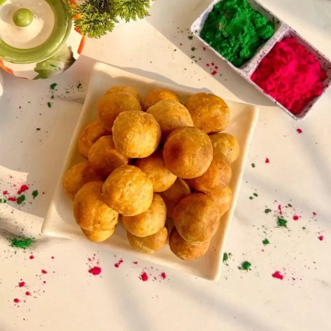 ਮਸਾਲਾ ਕਚੌਰੀ ਵੀ ਹੋਲੀ ਤੇ ਬਣਾਉਣ ਲਈ ਇੱਕ ਵਧੀਆ ਵਿਕਲਪ ਹੈ। ਕਰਿਸਪੀ ਕਚੌਰੀ ਨੂੰ ਦਾਲ ਜਾਂ ਮਸਾਲੇਦਾਰ ਸਟਫਿੰਗ ਨਾਲ ਭਰੋ ਅਤੇ ਇਸਨੂੰ ਡੀਪ-ਫ੍ਰਾਈ ਕਰੋ। ਇਸਨੂੰ ਆਲੂ ਦੀ ਸਬਜੀ ਜਾਂ ਚਟਨੀ ਨਾਲ ਪਰੋਸੋ। ਇਹ ਰਵਾਇਤੀ ਪਕਵਾਨ ਹੋਲੀ ਪਾਰਟੀ ਵਿੱਚ ਮਜ਼ੇ ਨੂੰ ਦੁੱਗਣਾ ਕਰ ਦਿੰਦਾ ਹੈ।