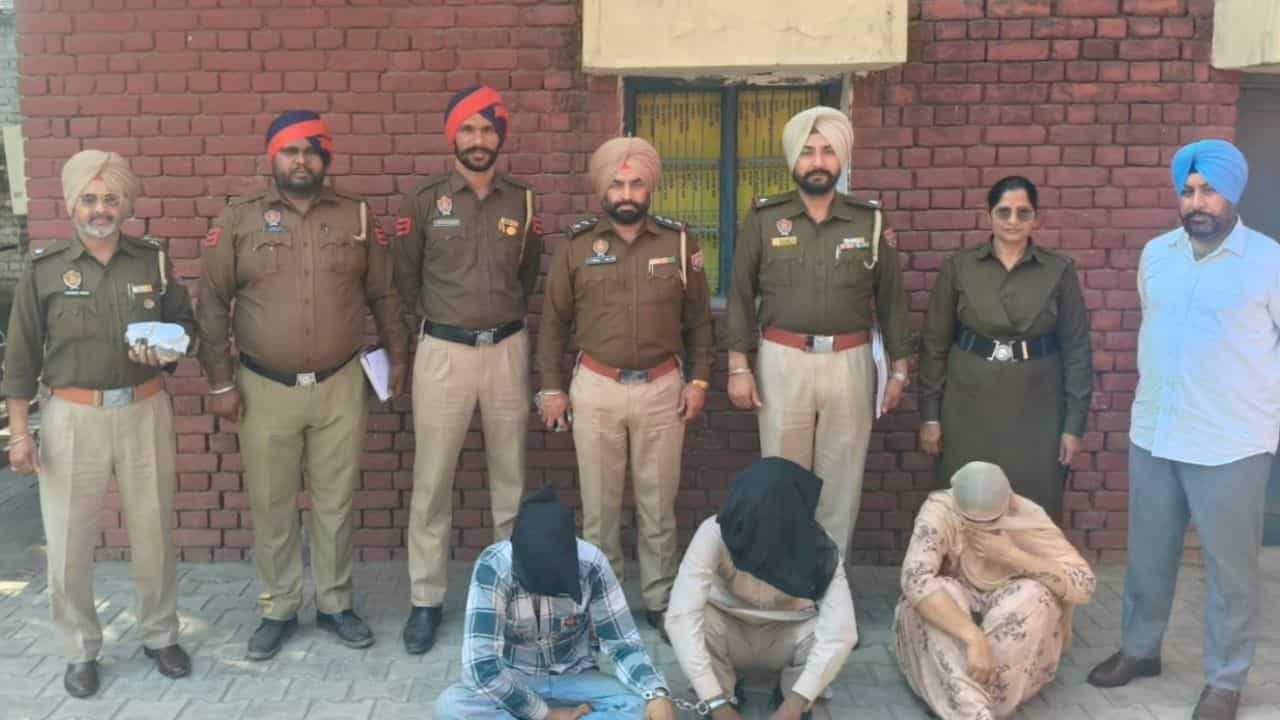 ਮੋਗਾ ਚ ਨੂੰਹ ਨੇ ਆਪਣੇ ਸਹੁਰੇ ਘਰ ਹੀ ਲੁੱਟ ਨੂੰ ਦਿੱਤਾ ਅੰਜਾਮ, ਪ੍ਰੇਮੀ ਨਾਲ ਮਿਲ ਕੇ ਰਚੀ ਸਾਰੀ ਸਾਜਿਸ਼ ਮੋਗਾ ਚ ਨੂੰਹ ਨੇ ਆਪਣੇ ਸਹੁਰੇ ਘਰ ਹੀ ਲੁੱਟ ਨੂੰ ਦਿੱਤਾ ਅੰਜਾਮ, ਪ੍ਰੇਮੀ ਨਾਲ ਮਿਲ ਕੇ ਰਚੀ ਸਾਰੀ ਸਾਜਿਸ਼