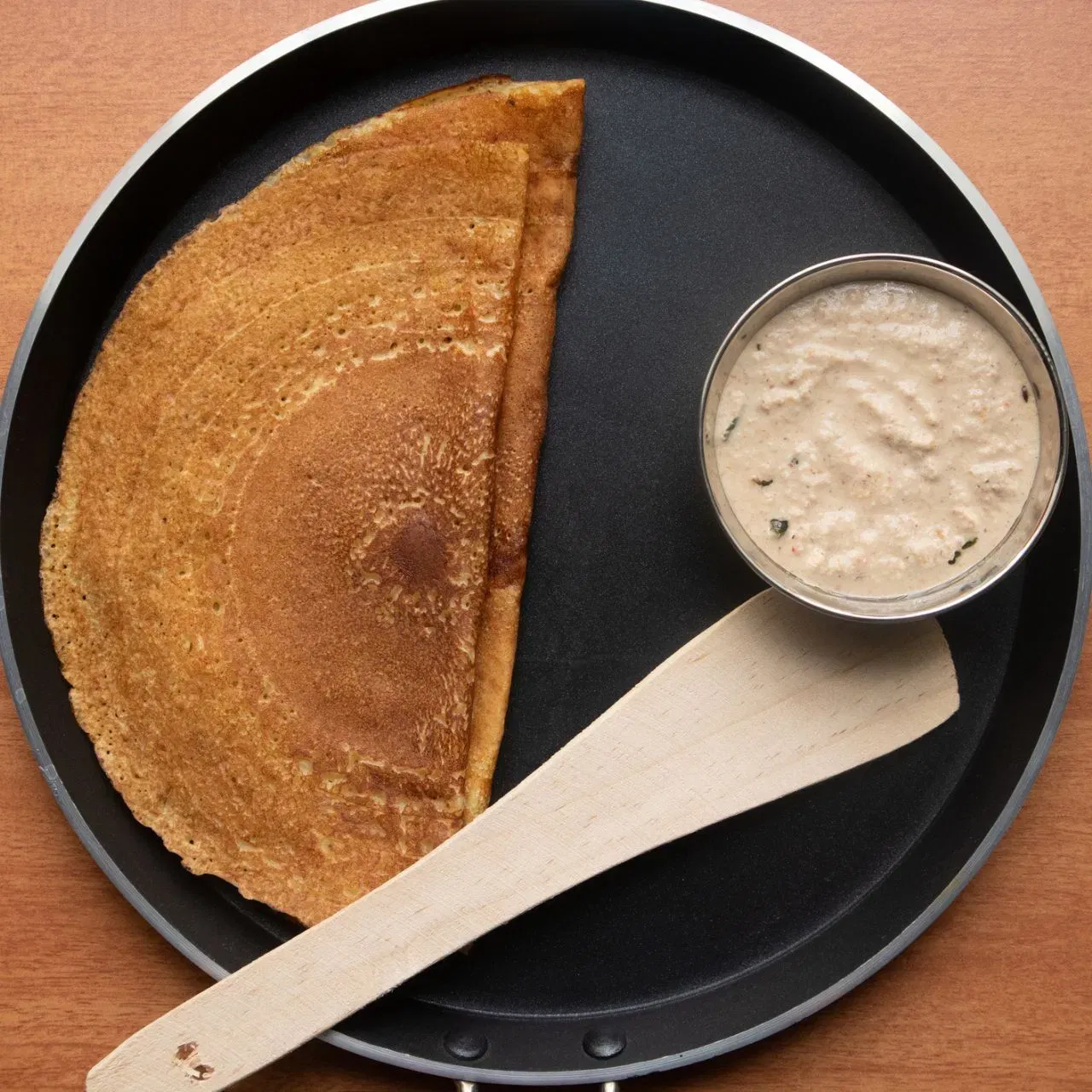 ਹੈਲਦੀ ਚੀਲਾ ਬਣਾਓ: ਜੇਕਰ ਤੁਸੀਂ ਸੇਂਧਾ ਨਮਕ ਖਾਂ ਲੈਂਦੇ ਹੋ ਤਾਂ ਤੁਸੀਂ ਨਰਾਤਿਆਂ ਦੇ ਵਰਤ ਲਈ ਹੈਲਦੀ ਚੀਲਾ ਬਣਾ ਸਕਦੇ ਹੋ। ਮੈਸ਼ ਕੀਤੇ ਆਲੂਆਂ ਨੂੰ ਕੁੱਟੂ ਦੇ ਆਟੇ ਵਿੱਚ ਮਿਲਾ ਕੇ ਹਰੀਆਂ ਮਿਰਚਾਂ ਪਾਓ। ਸੇਂਧਾ ਨਮਕ ਪਾਓ ਅਤੇ ਮੋਟਾ ਘਿਓ ਤਿਆਰ ਕਰੋ, ਜਿਵੇਂ ਤੁਸੀਂ ਪੈਨਕੇਕ ਲਈ ਬਣਾਉਂਦੇ ਹੋ। ਤਵੇ 'ਤੇ ਥੋੜ੍ਹਾ ਜਿਹਾ ਦੇਸੀ ਘਿਓ ਫੈਲਾ ਕੇ ਇਸ ਬੈਟਰ ਨੂੰ ਫੈਲਾਓ, ਅਤੇ ਦੋਵਾਂ ਪਾਸਿਆਂ ਤੋਂ ਕਰਿਸਪੀ ਹੋਣ ਤੱਕ ਸੇਕ ਲਵੋ। ਜੇਕਰ ਚਾਹੋ, ਤਾਂ ਤੁਸੀਂ ਚੀਲੇ ਵਿੱਚ ਕ੍ਰਸ਼ ਕੀਤੀ ਹੋਈ ਭੁੰਨੀ ਮੂੰਗਫਲੀ ਵੀ ਪਾ ਸਕਦੇ ਹੋ। ਇਸਨੂੰ ਗਰਮਾ-ਗਰਮ ਖਾਓ।