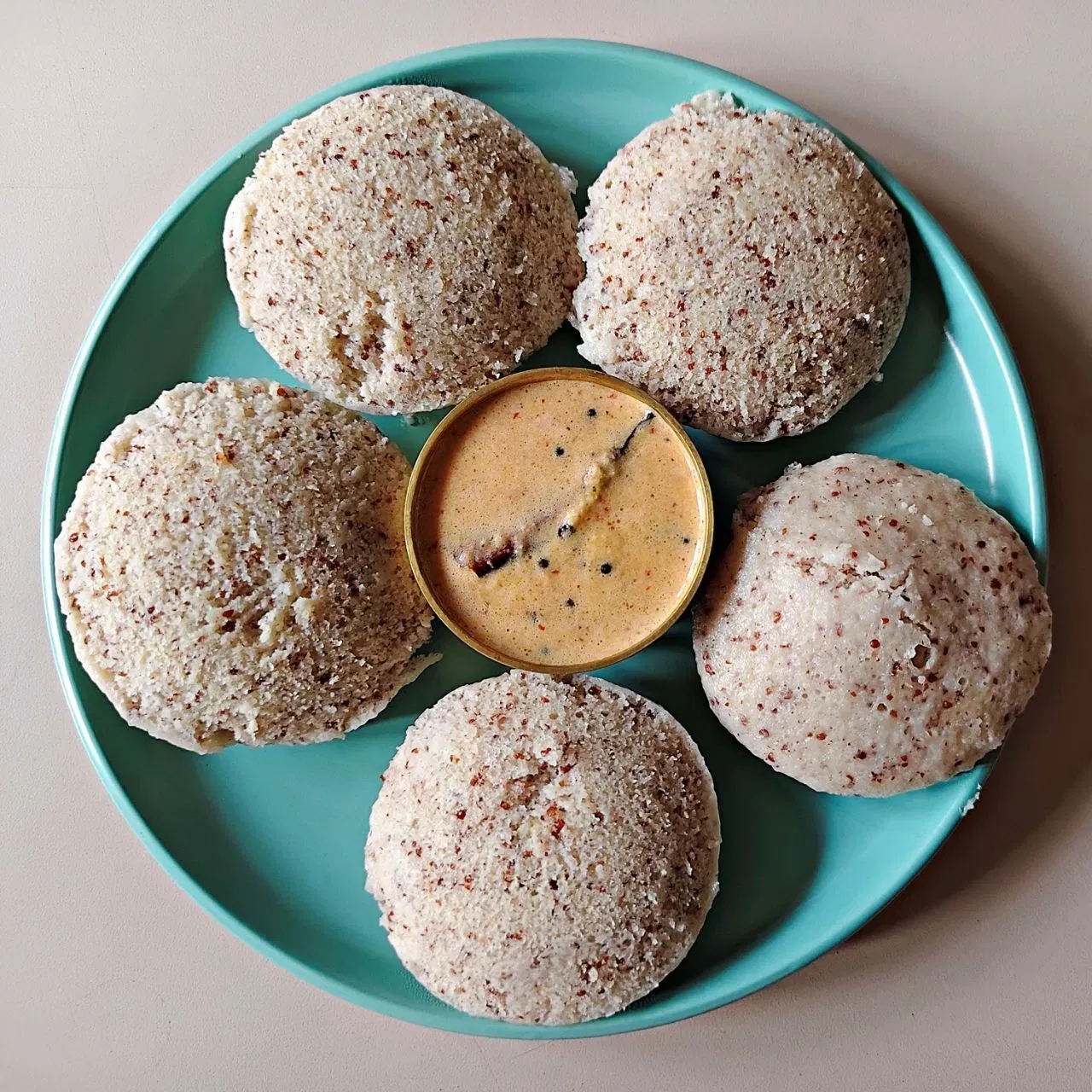 ਕੁੱਟੂ ਦੀ ਇਡਲੀ ਬਣਾਓ: ਵਰਤ ਦੌਰਾਨ ਹੈਲਦੀ ਫਲਾਹਾਰ ਲਈ, ਤੁਸੀਂ ਕੁਟੂ ਦੇ ਆਟੇ ਦੀ ਇਡਲੀ ਬਣਾ ਸਕਦੇ ਹੋ। ਦਹੀਂ ਨੂੰ ਕੁਟੂ ਦੇ ਆਟੇ ਵਿੱਚ ਮਿਲਾਓ, ਮੋਟਾ ਘੋਲ ਬਣਾਓ, ਅਤੇ ਇਸਨੂੰ 2 ਘੰਟੇ ਲਈ ਢੱਕ ਕੇ ਰੱਖ ਦਿਓ। ਸਾਰੇ ਮੋਲਡਾਂ ਨੂੰ ਘੋਲ ਨਾਲ ਭਰੋ ਅਤੇ ਲਗਭਗ 10 ਮਿੰਟਾਂ ਲਈ ਸਟੀਮ ਕਰ ਲਓ। ਨਾਰੀਅਲ ਦੀ ਚਟਨੀ ਨਾਲ ਆਨੰਦ ਮਾਣੋ।