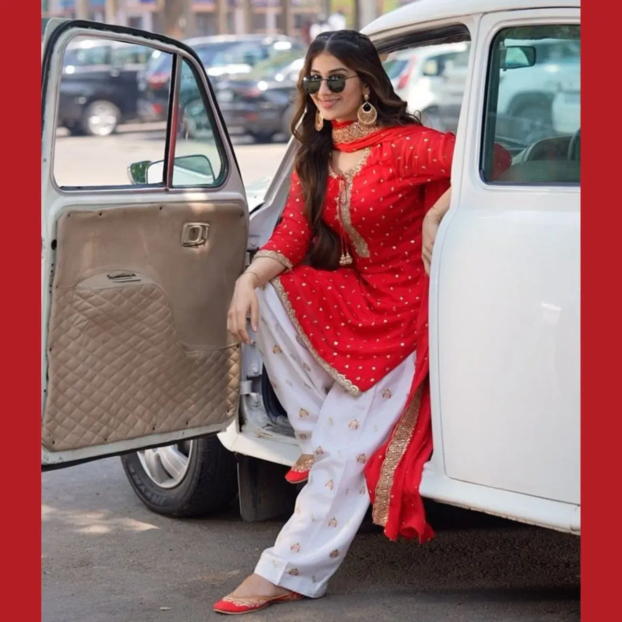 ਇਸ ਪੰਜਾਬੀ ਕੁੜੀ ਵਾਲੇ ਲੁੱਕ ਵਿੱਚ, ਪਰੀ ਪੰਧੇਰ ਸਵੈਗ ਸਟਾਈਲ ਵਿੱਚ ਨਜਰ ਆ ਰਹੀ ਹੈ। ਉਨ੍ਹਾਂ ਨੇ ਰੈੱਡ ਐਂਡ ਵਾਈਟ ਦਾ  ਬਿਹਤਰੀਨ ਕਾਂਬੀਨੇਸ਼ਨ ਕ੍ਰਿਏਟ ਕੀਤਾ ਹੈ। ਸ਼ਾਰਟ ਐਂਬ੍ਰਾਇ਼ਡਰੀ ਕੁੜਤੀ ਦੇ ਨਾਲ ਸਿੰਪਲ ਸਟਿਚਿੰਗ ਵਾਲਾ ਸਟ੍ਰੇਟ ਟ੍ਰਾਉਜਰ ਕੈਰੀ ਕੀਤਾ ਹੈ ਅਤੇ ਆਪਣੇ ਲੁੱਕ ਨੂੰ ਰੈੱਡ ਕਲਰ ਦੀਆਂ ਜੁੱਤੀਆਂ, ਈਅਰਿੰਗਜ ਅਤੇ ਗੌਗਲਸ ਦੇ ਨਾਲ ਕੰਪਲੀਟ ਕੀਤਾ ਹੈ।