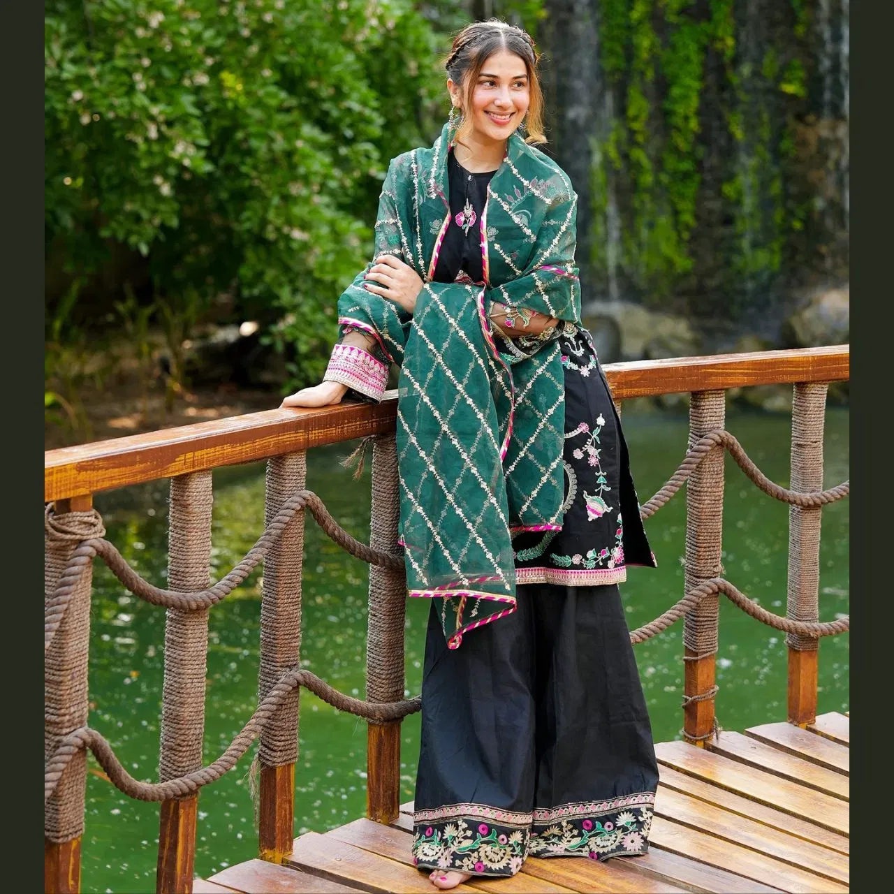 ਪਰੀ ਪੰਧੇਰ ਦਾ ਲੁੱਕ ਸਿੰਪਲ ਸੋਬਰ ਹੋਣ ਦੇ ਨਾਲ ਹੀ ਬਹੁਤ ਪ੍ਰਿਟੀ ਲੱਗ ਰਿਹਾ ਹੈ। ਉਨ੍ਹਾਂ ਨੇ ਬਲੈਕ ਕਲਰ ਦੀ ਰੇਸ਼ਮ ਕਸ਼ੀਦਾਕਾਰੀ ਵਾਲੀ ਕੁੜਤੀ ਅਤੇ ਮੈਚਿੰਗ ਪਲਾਜ਼ੋ ਕੈਰੀ ਕੀਤਾ ਹੈ, ਨਾਲ ਹੀ ਕਢਾਈ ਵਾਲੇ ਗਰਿੱਡ ਪੈਟਰਨ ਵਾਲਾ ਹਲਕਾ ਦੁਪੱਟਾ ਵੀ ਲਿਆ ਹੋਇਆ ਹੈ, ਜਿਸਨੂੰ ਮੋਢੇ ਉੱਤੋਂ ਘੁਮਾ ਕੇ ਸਾਦਗੀ ਨਾਲ ਡ੍ਰੈਪ ਕੀਤਾ ਗਿਆ ਹੈ। ਉਨ੍ਹਾਂ ਦਾ ਹੇਅਰ ਸਟਾਈਲ ਉਨ੍ਹਾਂਦੇ ਟ੍ਰੇਡੀਸ਼ਨਲ ਲੁੱਕ ਨੂੰ ਹੋਰ ਵੀ ਖੂਬਸੂਰਤ ਬਣਾ ਰਿਹਾ ਹੈ।