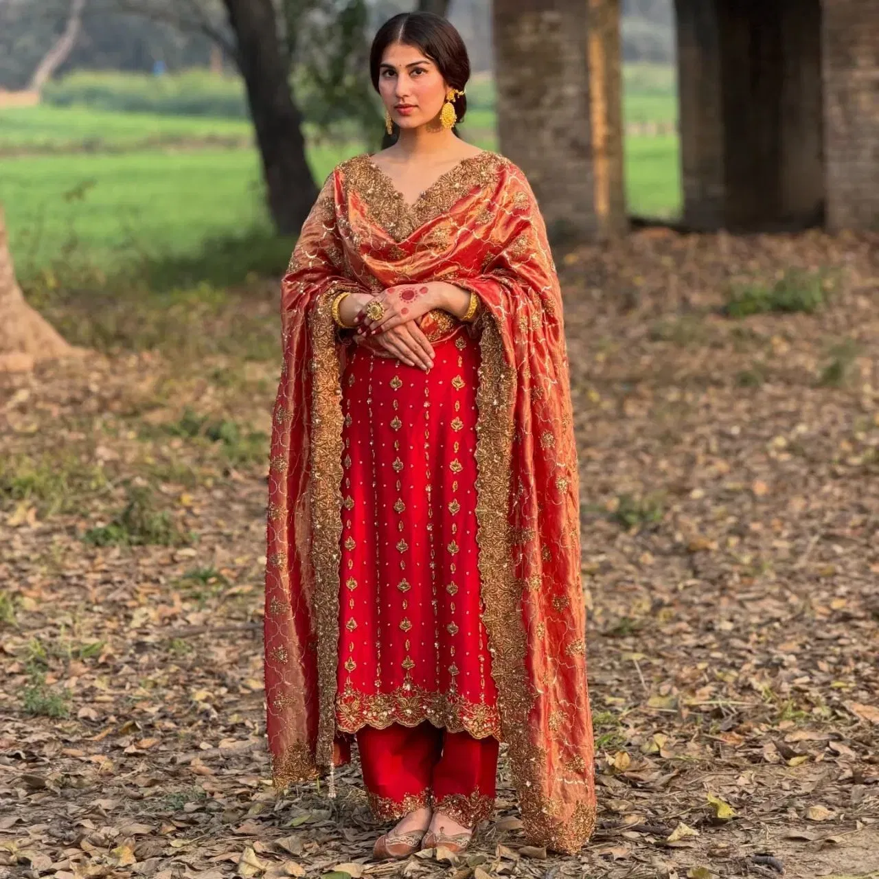 ਪਰੀ ਪੰਧੇਰ ਦਾ ਇਹ ਸੂਟ ਨਿਊਲੀ ਵੈਡਸ ਕੁੜੀਆਂ ਲਈ ਵਧੀਆ ਰਹੇਗਾ। ਜੇਕਰ ਵਿਆਹ ਤੋਂ ਬਾਅਦ ਤੁਹਾਡਾ ਪਹਿਲਾ ਫੈਸਟੀਵਲ ਪਵੇ ਤਾਂ ਇਹ ਲੁੱਕ ਰਿਕ੍ਰਿਏਟ ਕੀਤਾ ਜਾ ਸਕਦਾ ਹੈ। ਉਨ੍ਹਾਂ ਨੇ ਇੱਕ ਰੈੱਡ ਕਲਰ ਦਾ ਸਟ੍ਰੇਟ ਲਾਈਨ ਫਰੌਕ ਸੂਟ ਕੈਰੀ ਕੀਤਾ ਹੈ, ਜਿਸ ਨਾਲ ਮੈਚਿੰਗ ਟ੍ਰਾਉਜਰ ਅਤੇ ਸ਼ਾਈਨ ਫੈਬਰਿਕ ਦਾ ਦੁਪੱਟਾ ਨਵੀਂ ਲਾੜੀ ਲਈ ਇਸਨੂੰ ਪਰਫੈਕਟ ਬਣਾਉਂਦਾ ਹੈ। ਟ੍ਰੇਡਿਸ਼ਨਲ ਡਿਜਾਈਨ ਦੀ ਗੋਲਡਨ ਜੂਲਰੀ, ਸਿੰਪਲ ਹੇਅਰ ਸਟਾਈਲ, ਅਤੇ ਹੱਥਾਂ 'ਤੇ ਲੱਗ ਮਹਿੰਦੀ ਉਨ੍ਹਾਂਦੇ ਲੁੱਕ ਨੂੰ ਹੋਰ ਵੀ ਖੂਬਸੂਰਤ ਬਣਾ ਰਹੀ ਹੈ।