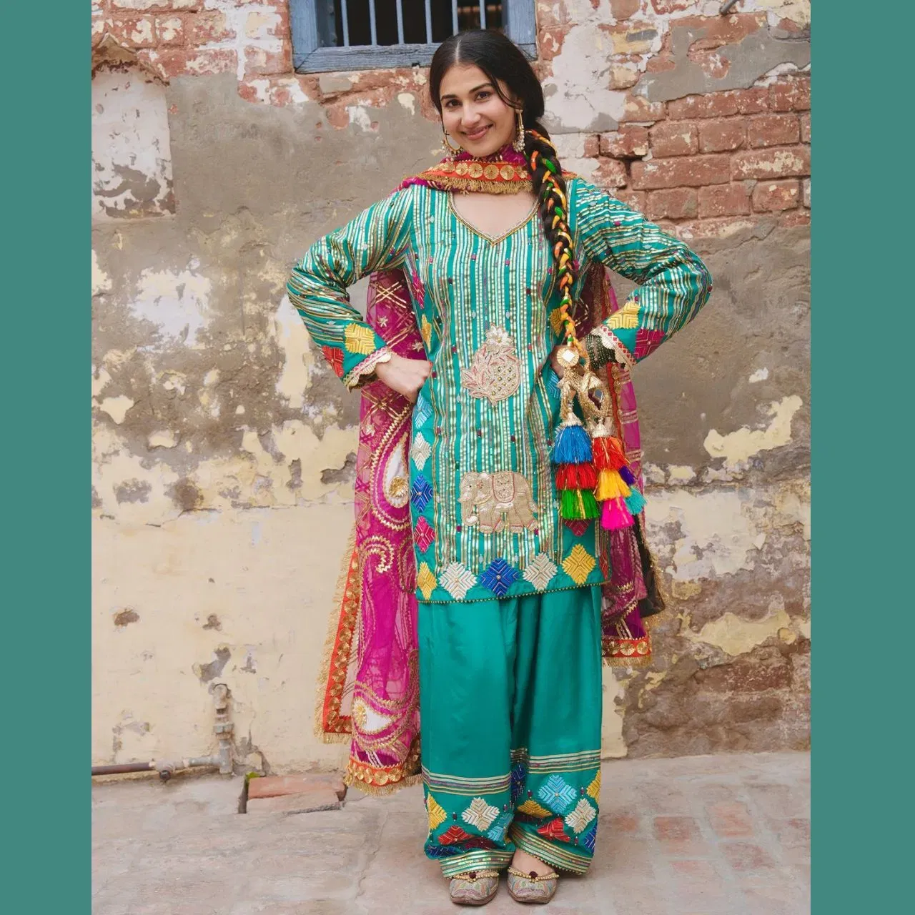 ਜਸਕੀਰਤ ਦੀ ਭੈਣ ਜਸਲੀਨ, ਜਿਸਨੂੰ ਪਰਵੀਰ ਕੌਰ ਪੰਧੇਰ ਦਾ ਇਹ ਸੂਟ ਪਿਓਰ ਪੰਜਾਬੀ ਵਾਈਬ ਦਿੰਦਾ ਹੈ। ਉਨ੍ਹਾਂ ਨੇ ਗੋਟਾ ਪੱਟੀ ਵਰਕ ਸੂਟ ਕੈਰੀ ਕੀਤਾ ਹੈ, ਜਿਸਤੇ ਫੁਲਕਾਰੀ ਦਾ ਕੰਮ ਵੀ ਕੀਤਾ ਗਿਆ ਹੈ। ਪੰਜਾਬੀ ਸਟਾਈਲ ਜੁੱਤੀਆਂ, ਕੰਨਾਂ ਵਿੱਚ ਵਾਲੀਆਂ, ਕਲਰਫੁੱਲ ਗੋਟਾ ਪੱਟੀ ਦੁਪੱਟਾ, ਅਤੇ ਇੱਕ ਪਰਾਂਦਾ ਲੁੱਕ ਨੂੰ ਕੰਪਲੀਟ ਕਰ ਰਹੇ ਹਨ।