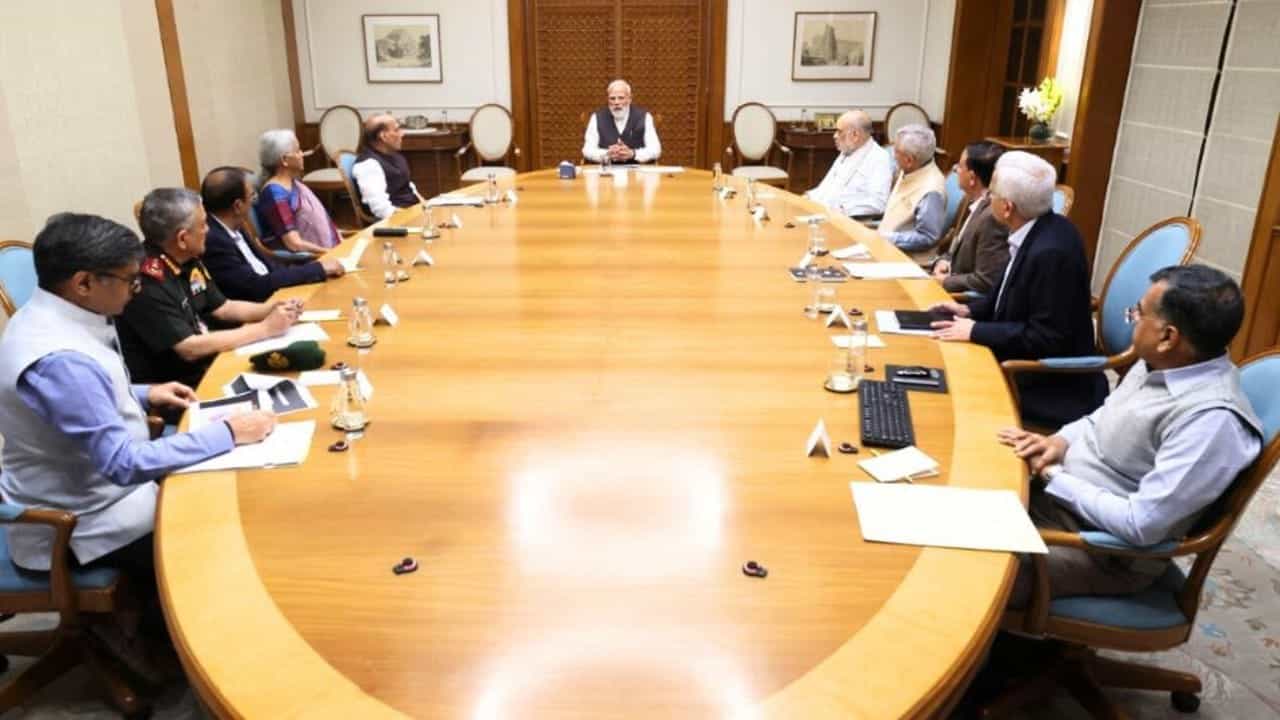 ਈਰਾਨ-ਇਜ਼ਰਾਈਲ ਯੁੱਧ: ਪ੍ਰਧਾਨ ਮੰਤਰੀ ਮੋਦੀ ਦੀ ਉੱਚ ਪੱਧਰੀ ਮੀਟਿੰਗ, ਭਾਰਤੀਆਂ ਦੀ ਸੁਰੱਖਿਆ ਸਮੇਤ ਇਨ੍ਹਾਂ ਮੁੱਦਿਆਂ ਤੇ ਚਰਚਾ ਕੀਤੀ ਈਰਾਨ-ਇਜ਼ਰਾਈਲ ਯੁੱਧ: ਪ੍ਰਧਾਨ ਮੰਤਰੀ ਮੋਦੀ ਦੀ ਉੱਚ ਪੱਧਰੀ ਮੀਟਿੰਗ, ਭਾਰਤੀਆਂ ਦੀ ਸੁਰੱਖਿਆ ਸਮੇਤ ਇਨ੍ਹਾਂ ਮੁੱਦਿਆਂ ਤੇ ਚਰਚਾ ਕੀਤੀ