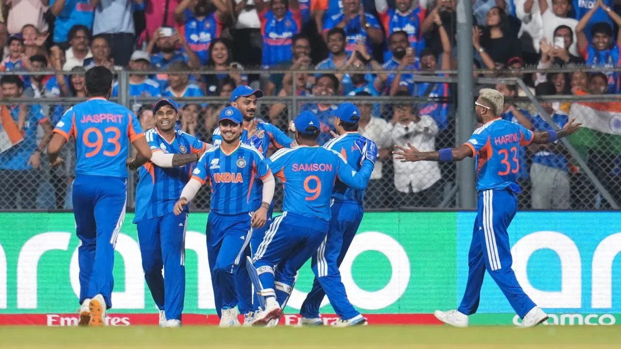 ਆਈਸੀਸੀ ਨੇ ਅਜੇ ਤੱਕ 2026 ਟੀ-20 ਵਿਸ਼ਵ ਕੱਪ ਲਈ ਇਨਾਮੀ ਰਾਸ਼ੀ ਦਾ ਐਲਾਨ ਨਹੀਂ ਕੀਤਾ ਹੈ। ਪਿਛਲੇ ਐਡੀਸ਼ਨਾਂ ਨੂੰ ਧਿਆਨ ਵਿੱਚ ਰੱਖਿਆ ਜਾਵੇ ਤਾਂ ਫਾਈਨਲ ਦਾ ਨਤੀਜਾ ਕੁਝ ਵੀ ਹੋਵੇ, ਦੋਵੇਂ ਟੀਮਾਂ  ਦਾ ਮਾਲਾਮਾਲ ਹੋਣਾ ਤੈਅ ਹੈ। ਟੀਮ ਇੰਡੀਆ ਨੂੰ 1.28 ਮਿਲੀਅਨ ਡਾਲਰ (ਲਗਭਗ 12 ਕਰੋੜ) ਮਿਲਣਗੇ ਭਾਵੇਂ ਉਹ ਫਾਈਨਲ ਹਾਰ ਵੀ ਜਾਵੇ। (PHOTO CREDTI- PTI)