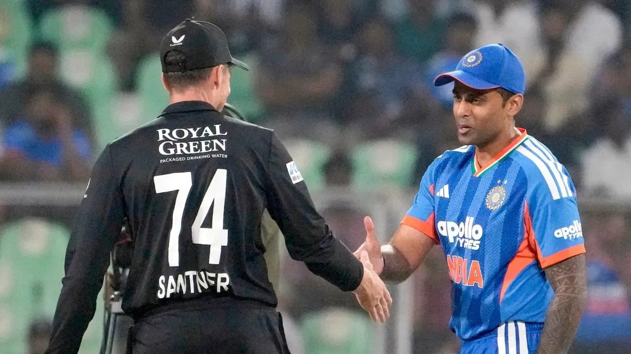 ਟੀ-20 ਵਿਸ਼ਵ ਕੱਪ 2026 ਹੁਣ ਆਪਣੇ ਆਖਰੀ ਸਿਖਰ 'ਤੇ ਪਹੁੰਚ ਗਿਆ ਹੈ। ਭਾਰਤ ਅਤੇ ਨਿਊਜ਼ੀਲੈਂਡ ਵਿਚਕਾਰ ਫਾਈਨਲ ਮੈਚ 8 ਮਾਰਚ ਨੂੰ ਅਹਿਮਦਾਬਾਦ ਦੇ ਨਰਿੰਦਰ ਮੋਦੀ ਸਟੇਡੀਅਮ ਵਿੱਚ ਖੇਡਿਆ ਜਾਵੇਗਾ, ਜਿੱਥੇ ਨਾ ਸਿਰਫ਼ ਟਰਾਫੀ ਸਗੋਂ ਕਰੋੜਾਂ ਰੁਪਏ ਦੀ ਵੱਡੀ ਇਨਾਮੀ ਰਾਸ਼ੀ ਵੀ ਦਾਅ 'ਤੇ ਲੱਗੀ ਹੋਈ ਹੈ। ਇਹ ਮੈਚ ਦੋਵਾਂ ਟੀਮਾਂ ਲਈ ਇਤਿਹਾਸਕ ਹੋਣ ਜਾ ਰਿਹਾ ਹੈ। (PHOTO CREDTI- PTI)